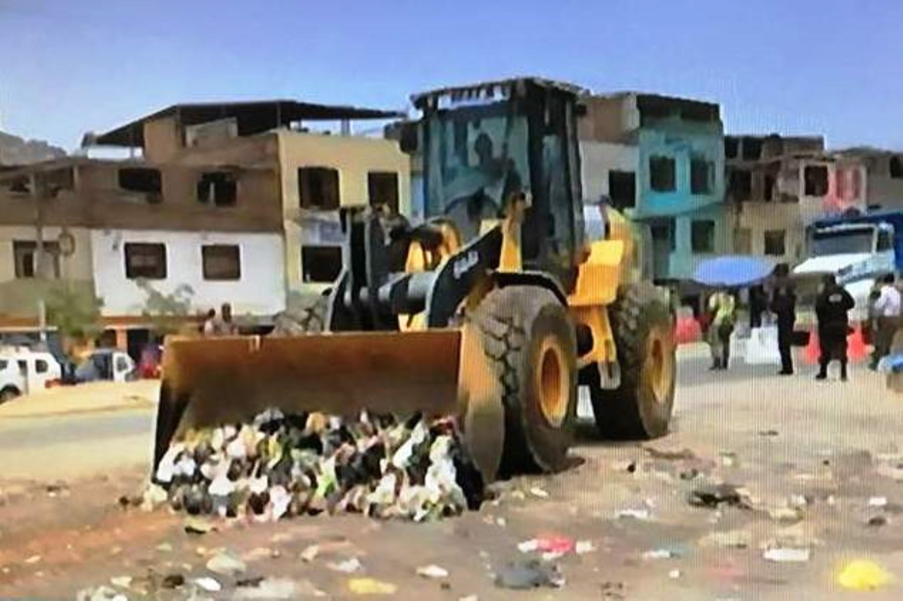 Ejército del Perú realiza limpieza de calles de Villa María del Triunfo. Foto:   ANDINA/Difusión