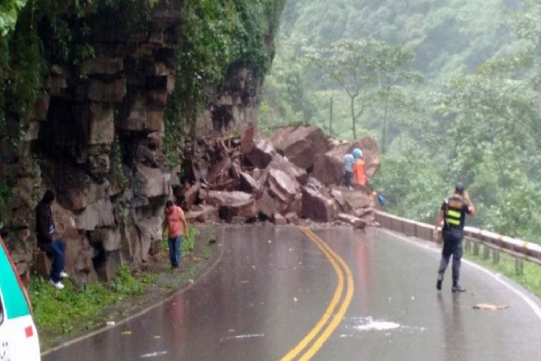 Persistente lluvia desprende rocas y bloquea vía Tarapoto Yurimaguas