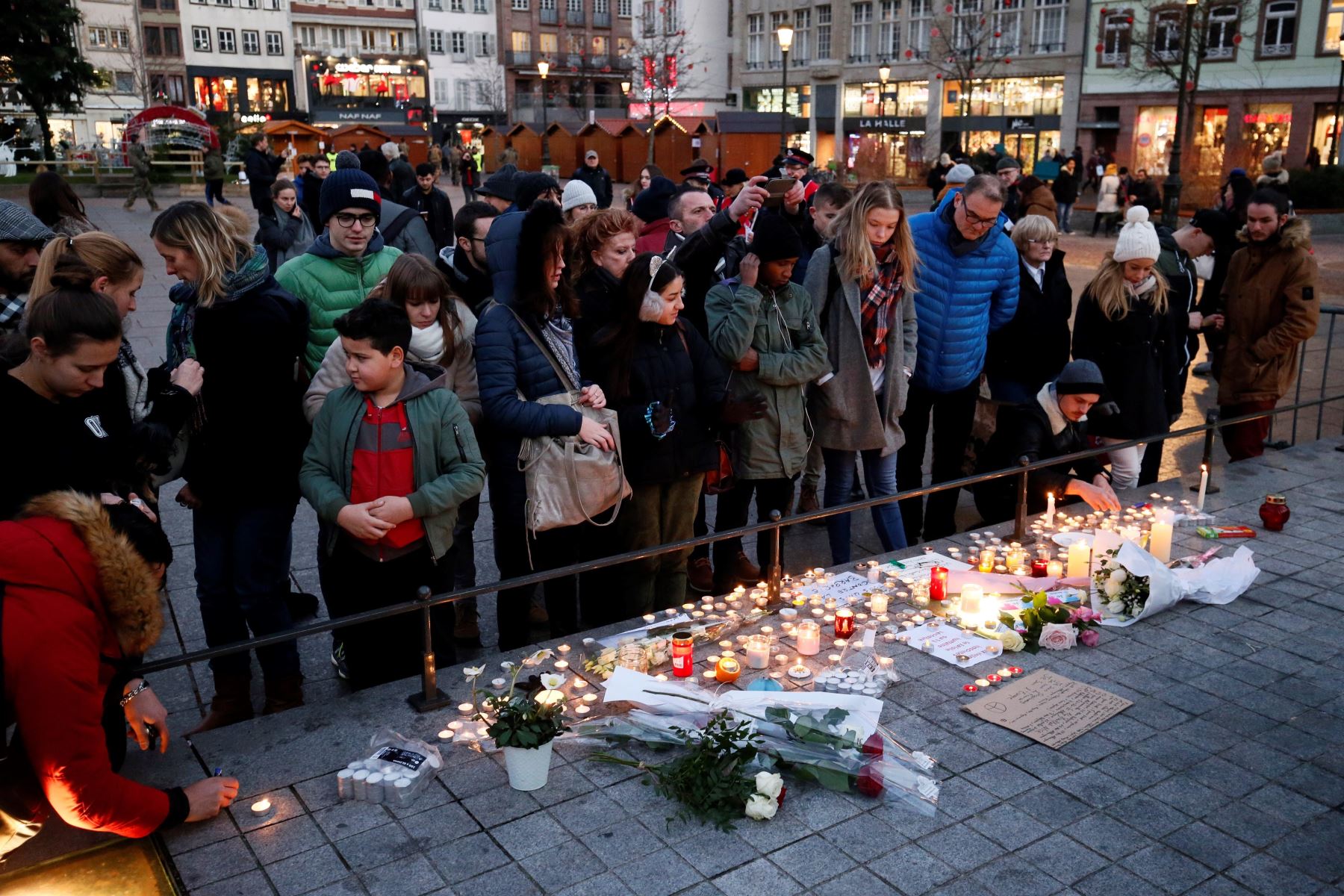 Ciudadanos encienden velas hoy, 12 de diciembre de 2018, en el lugar donde falleció una de las víctimas en el atentado en Estrasburgo Foto: AFP