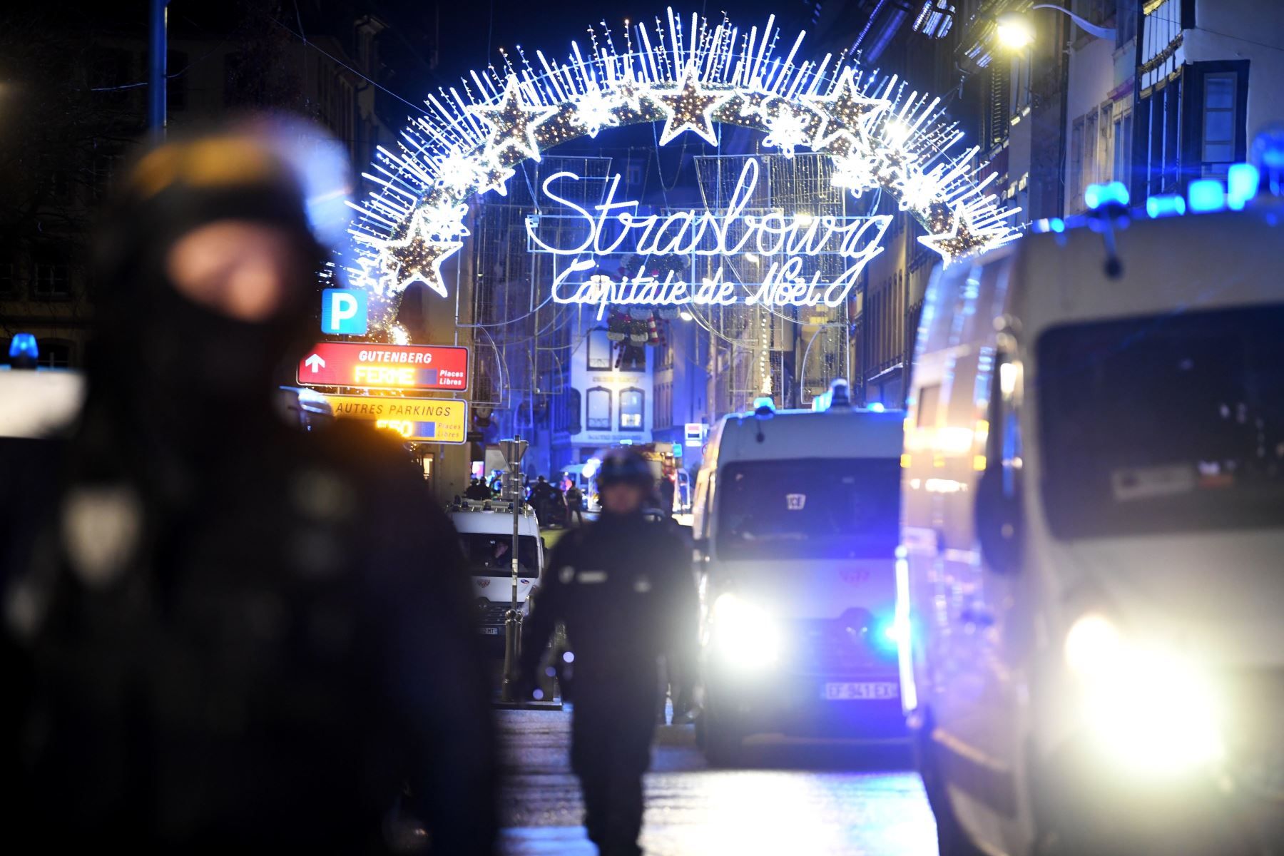 Oficiales de policía hacen guardia cerca a donde podría ubicarse al atacante tras un tiroteo mortal en el Mercado de Navidad de Estrasburgo Foto: AFP