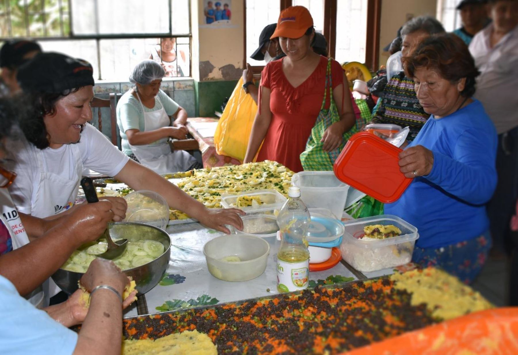 Comedores Populares de Lima Sur preparan causa de sangrecita de 2 metros. Foto: ANDINA/Difusión.