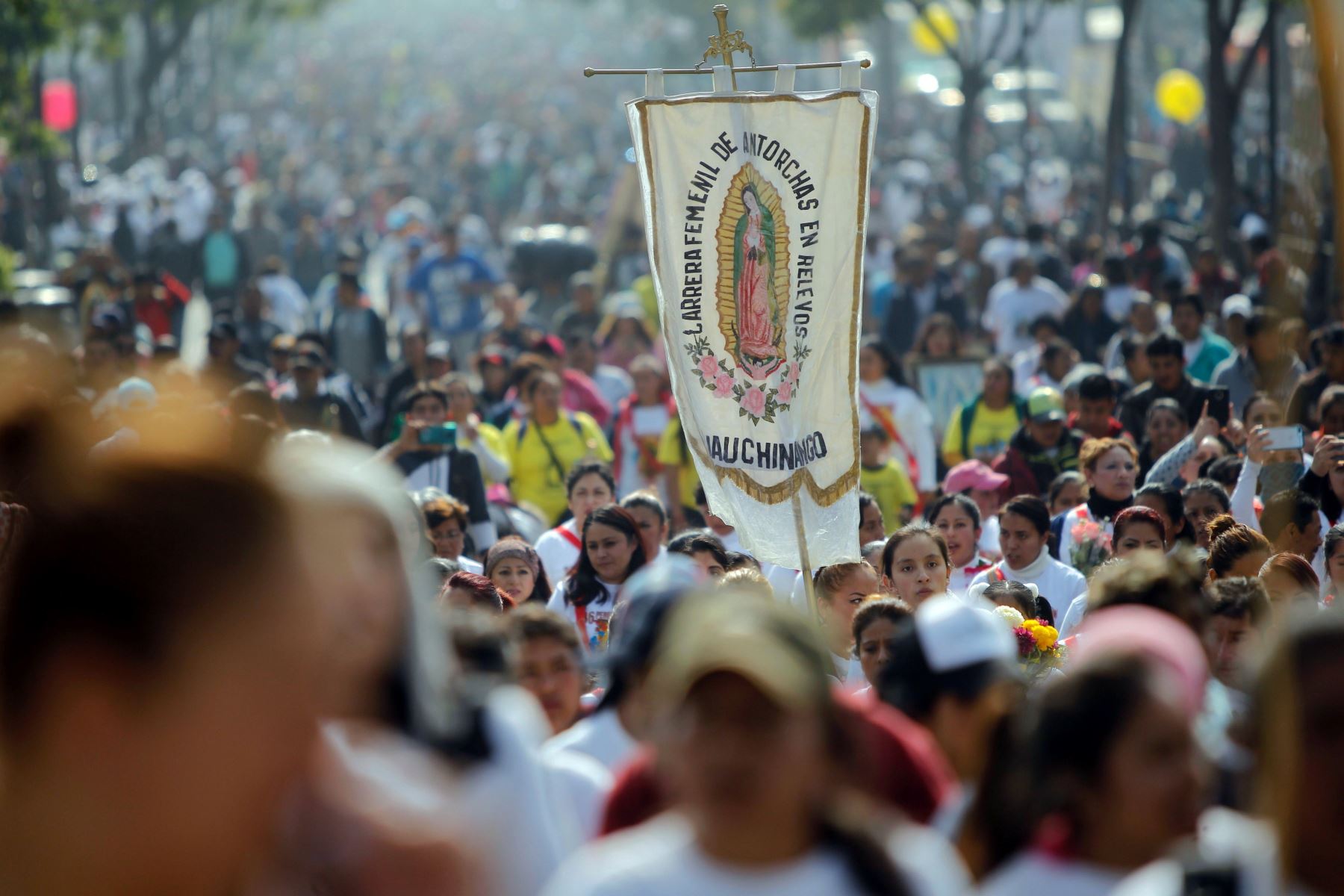 Cientos de personas llegan a las inmediaciones de la Basílica de Santa María de Guadalupe, en Ciudad de México Foto: EFE