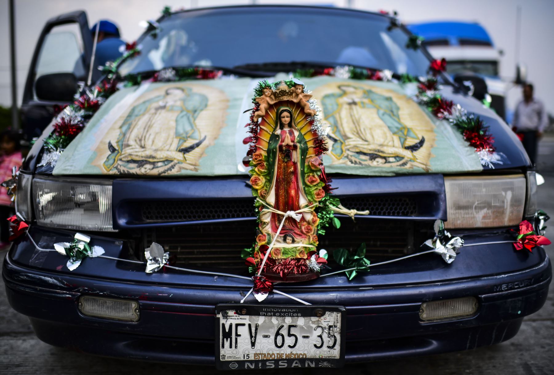 Una familia adorna su camioneta con imágenes y estatuas de la virgen de Guadalupe mientras se dirigían a las celebraciones anuales que se celebran en la Basílica de Guadalupe en la Ciudad de México el 10 de diciembre de 2018. - Los mexicanos celebrarán el 12 de diciembre de 2018, la aparición de la Nuestra Señora de Guadalupe a Juan Diego en 1531.  AFP