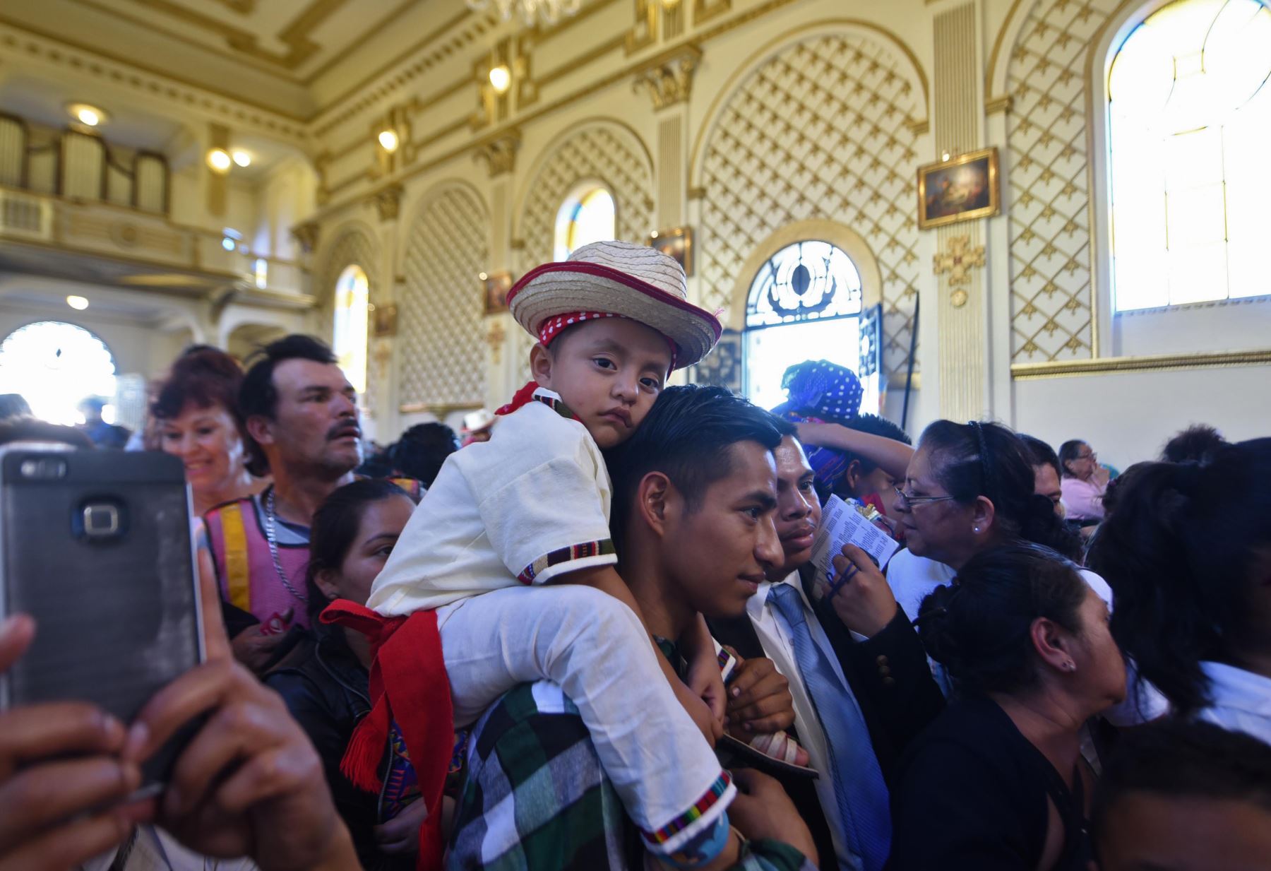Un niño vestido como campesino indígena Juan Diego se ve durante la celebración del aniversario de la aparición de la Virgen de Guadalupe a Juan Diego (en 1531 en México), en la basílica de la Virgen de Guadalupe, en el centro de la ciudad de Guatemala, el 12 de diciembre de 2018. AFP
