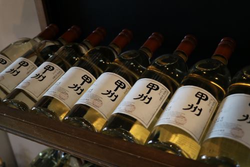 En un país tradicionalmente arraigado a licores propios como el sake, cada vez más japoneses optan por acompañar sus comidas con una copa de vino Foto: EFE