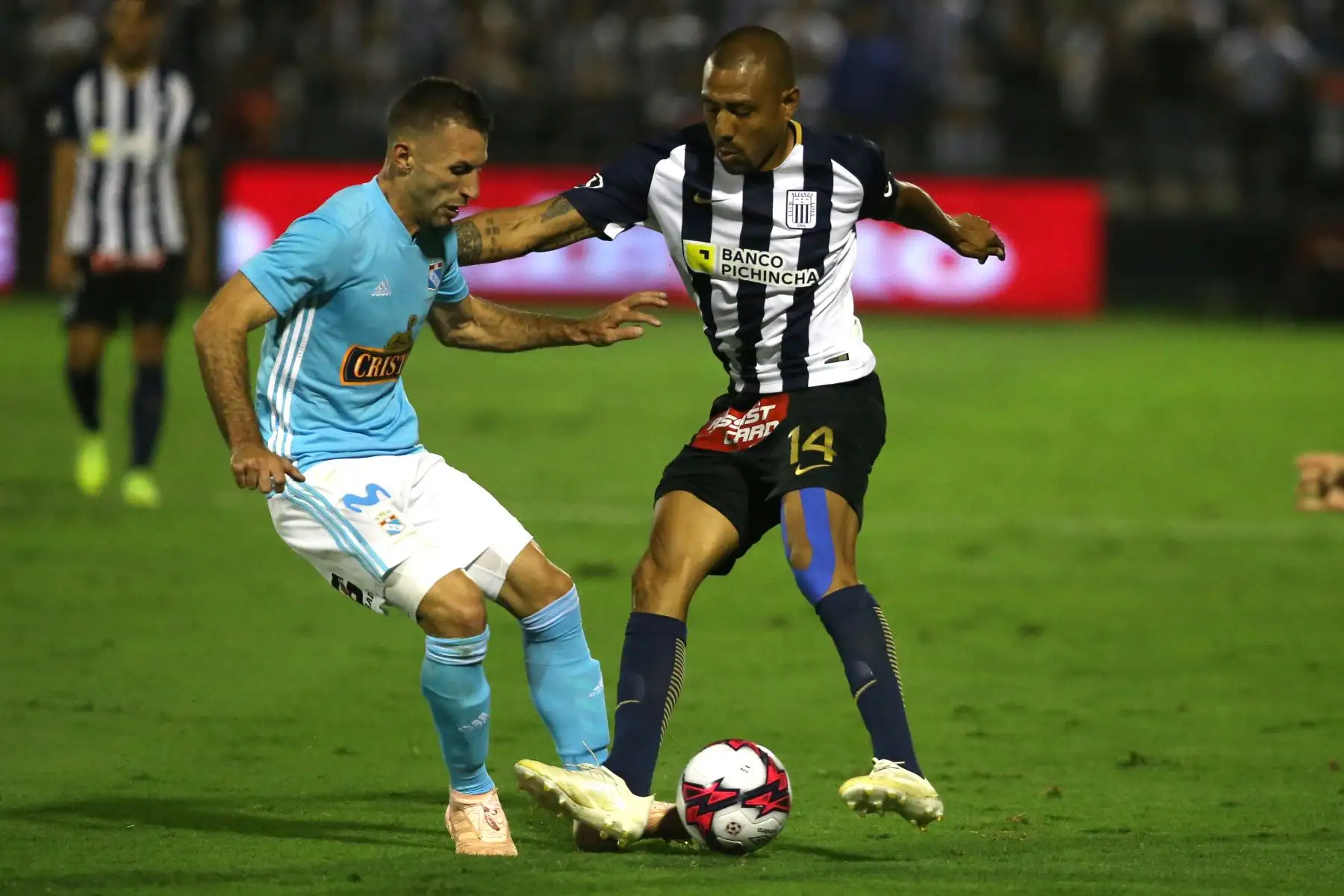 Alianza Lima y Sporting Cristal protagonizan la primera final del campeonanto nacional. Foto: ANDINA/Vidal Tarqui