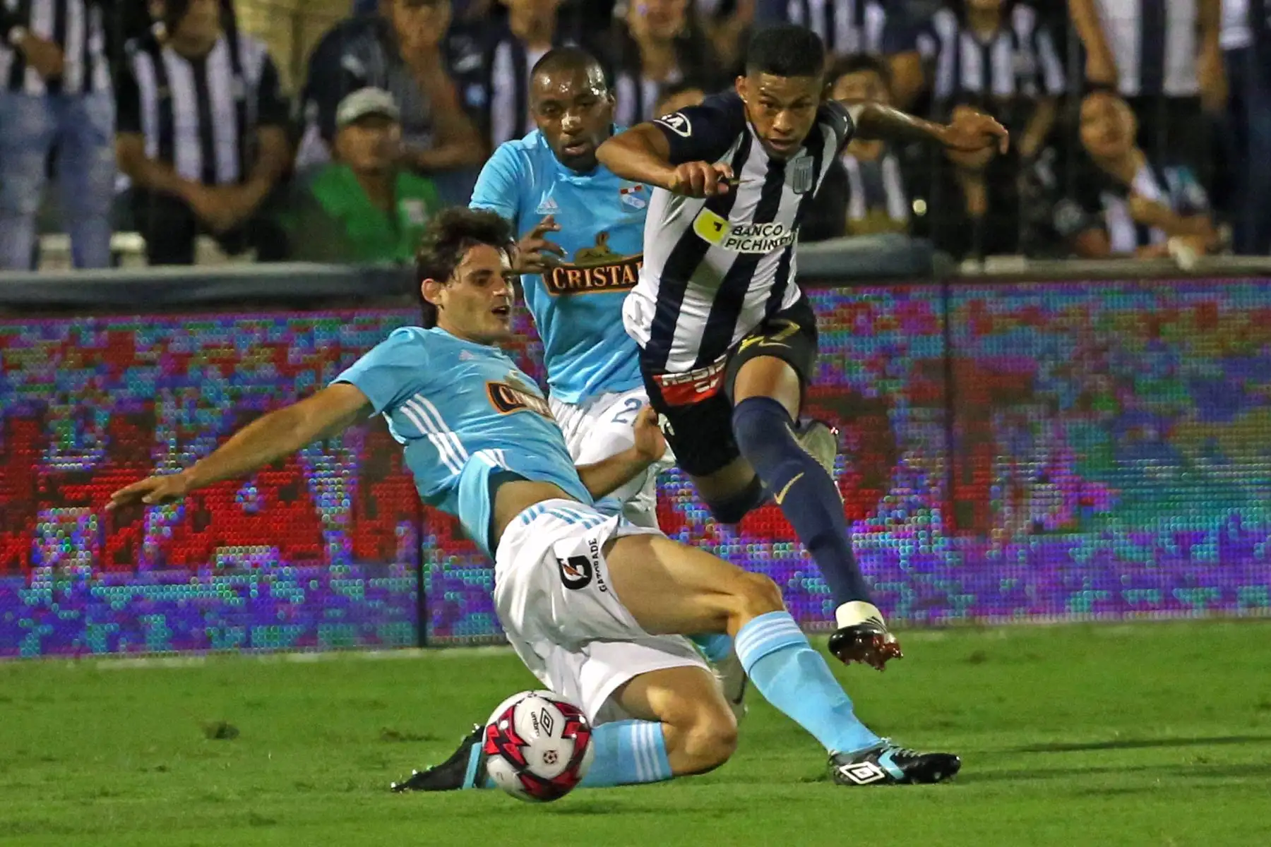 Alianza Lima y Sporting Cristal protagonizan la primera final del campeonanto nacional. Foto: ANDINA/Vidal Tarqui