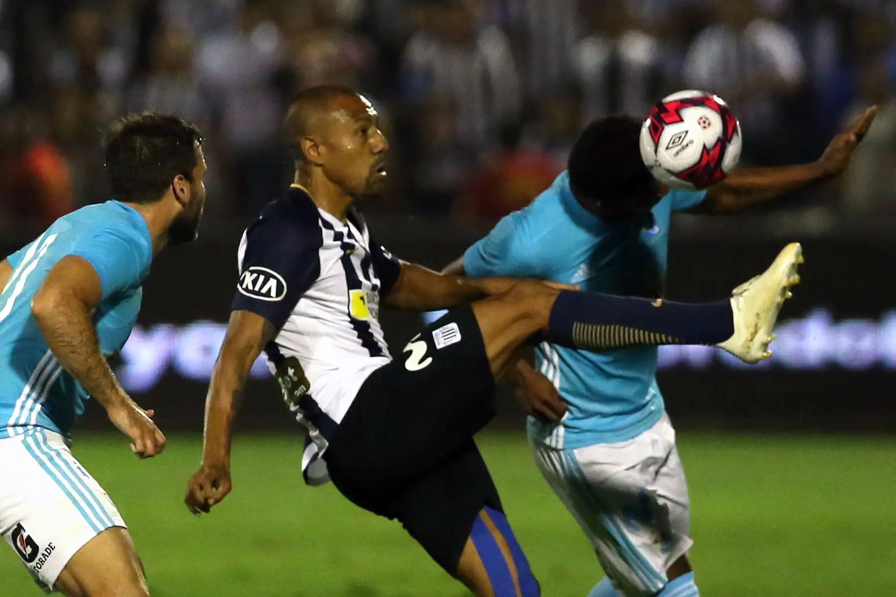 Alianza Lima y Sporting Cristal protagonizan la primera final del campeonanto nacional. Foto: ANDINA/Vidal Tarqui