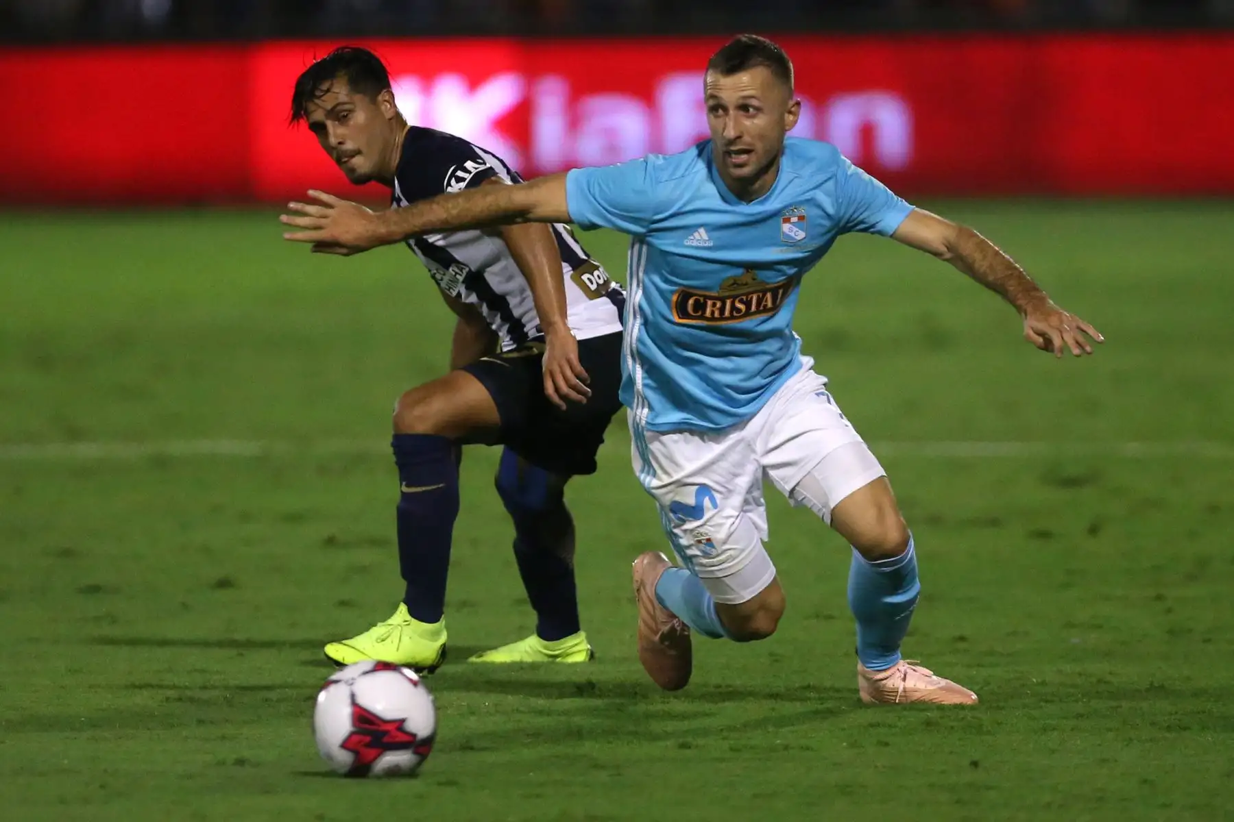 Alianza Lima y Sporting Cristal protagonizan la primera final del campeonanto nacional. Foto: ANDINA/Vidal Tarqui