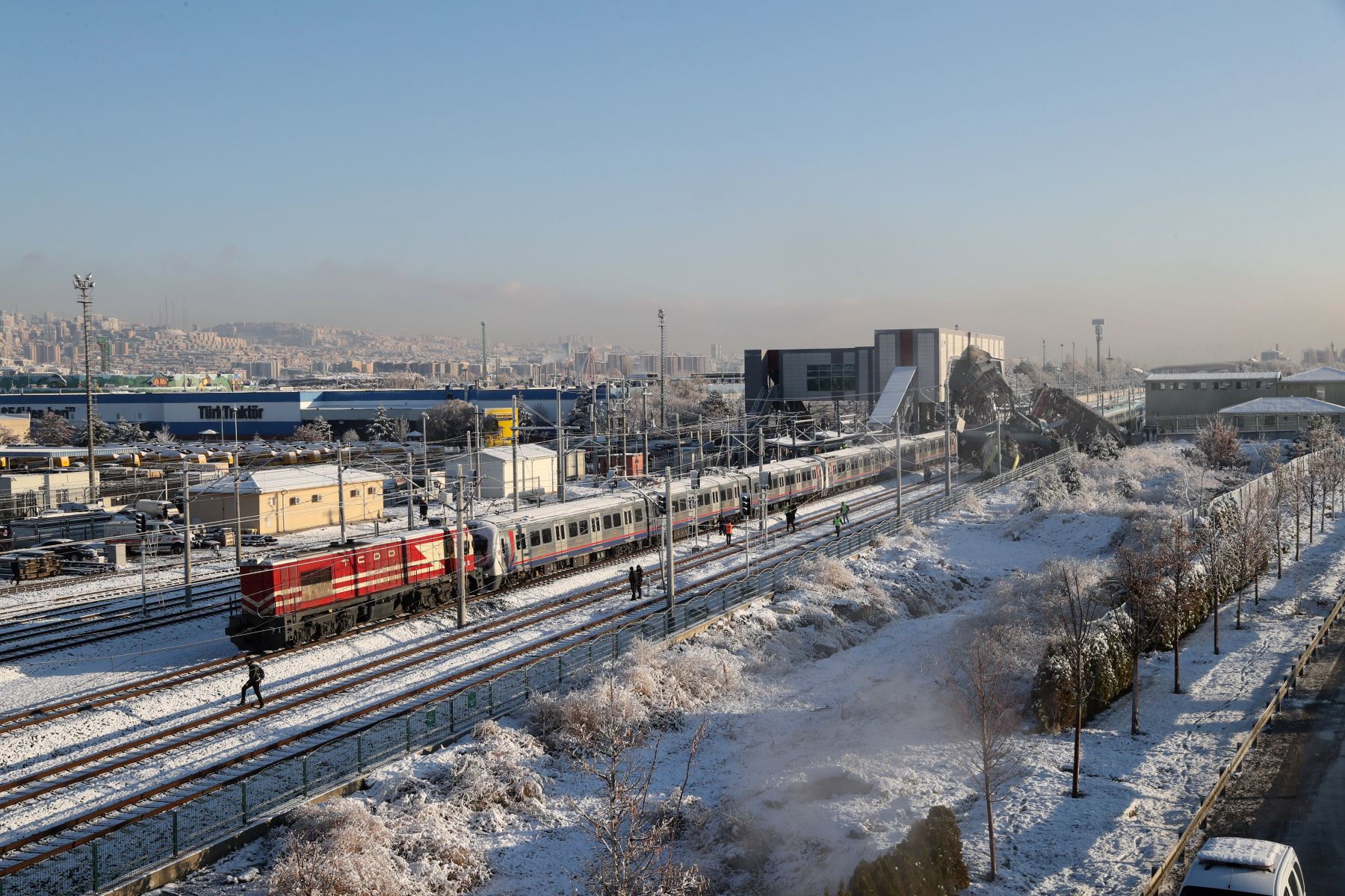 Bomberos y médicos intentan rescatar a las víctimas después de que un tren de alta velocidad se estrellara contra una locomotora en Ankara, el 13 de diciembre de 2018. - Nueve personas murieron y casi 50 resultaron heridas en este accidente ferroviario.  AFP