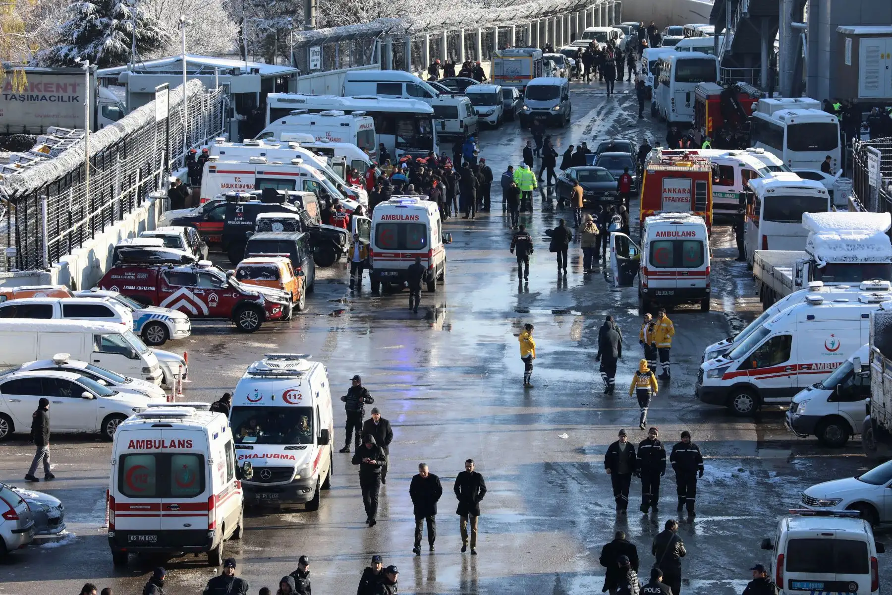 Bomberos y médicos intentan rescatar a las víctimas después de que un tren de alta velocidad se estrellara contra una locomotora en Ankara, el 13 de diciembre de 2018. - Nueve personas murieron y casi 50 resultaron heridas en este accidente ferroviario. AFP