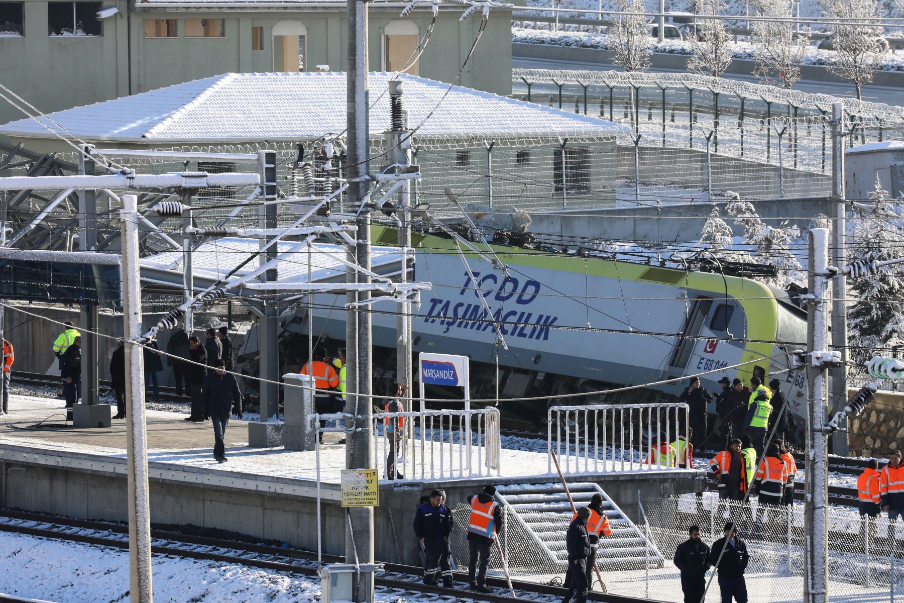 Bomberos y médicos intentan rescatar a las víctimas después de que un tren de alta velocidad se estrellara contra una locomotora en Ankara, el 13 de diciembre de 2018. - Nueve personas murieron y casi 50 resultaron heridas en este accidente ferroviario. AFP