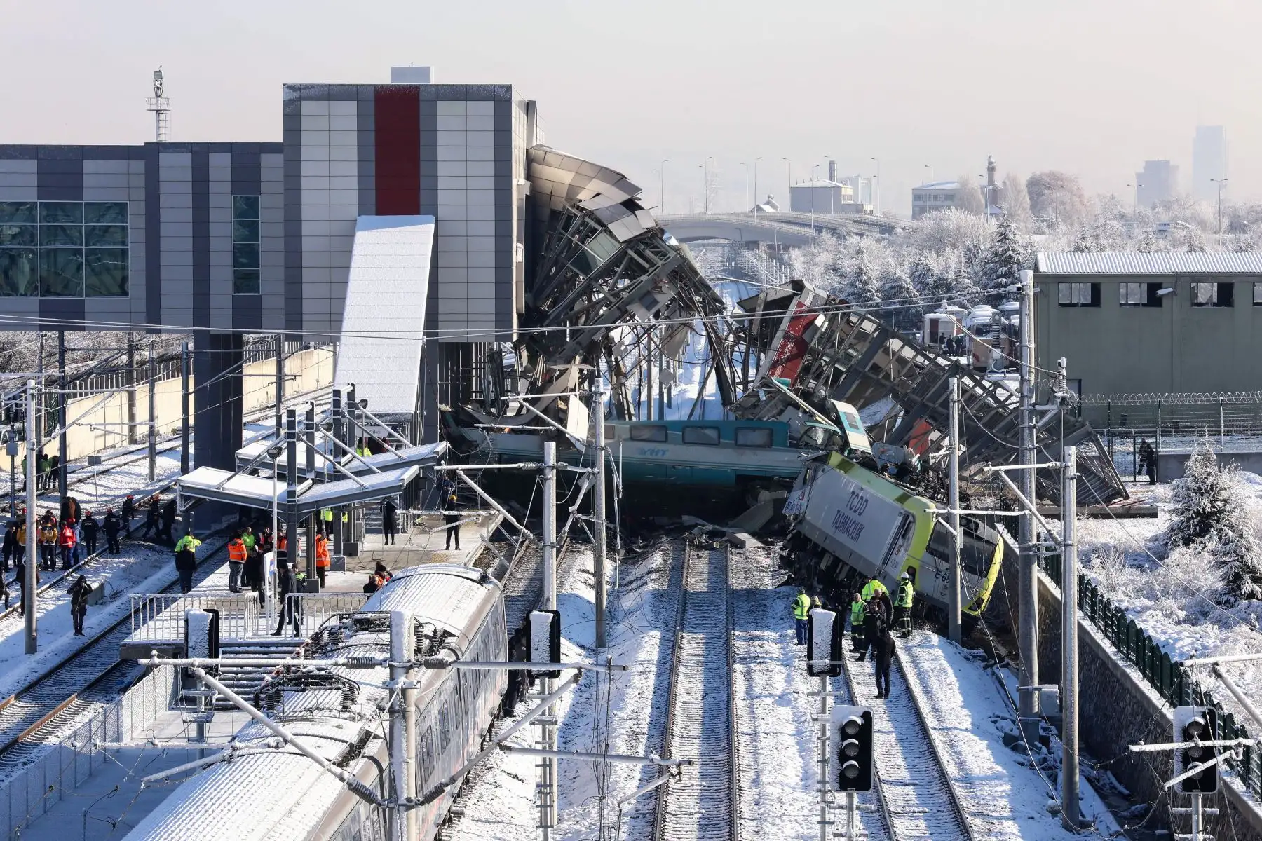 Bomberos y médicos intentan rescatar a las víctimas después de que un tren de alta velocidad se estrellara contra una locomotora en Ankara, el 13 de diciembre de 2018. - Nueve personas murieron y casi 50 resultaron heridas en este accidente ferroviario. AFP