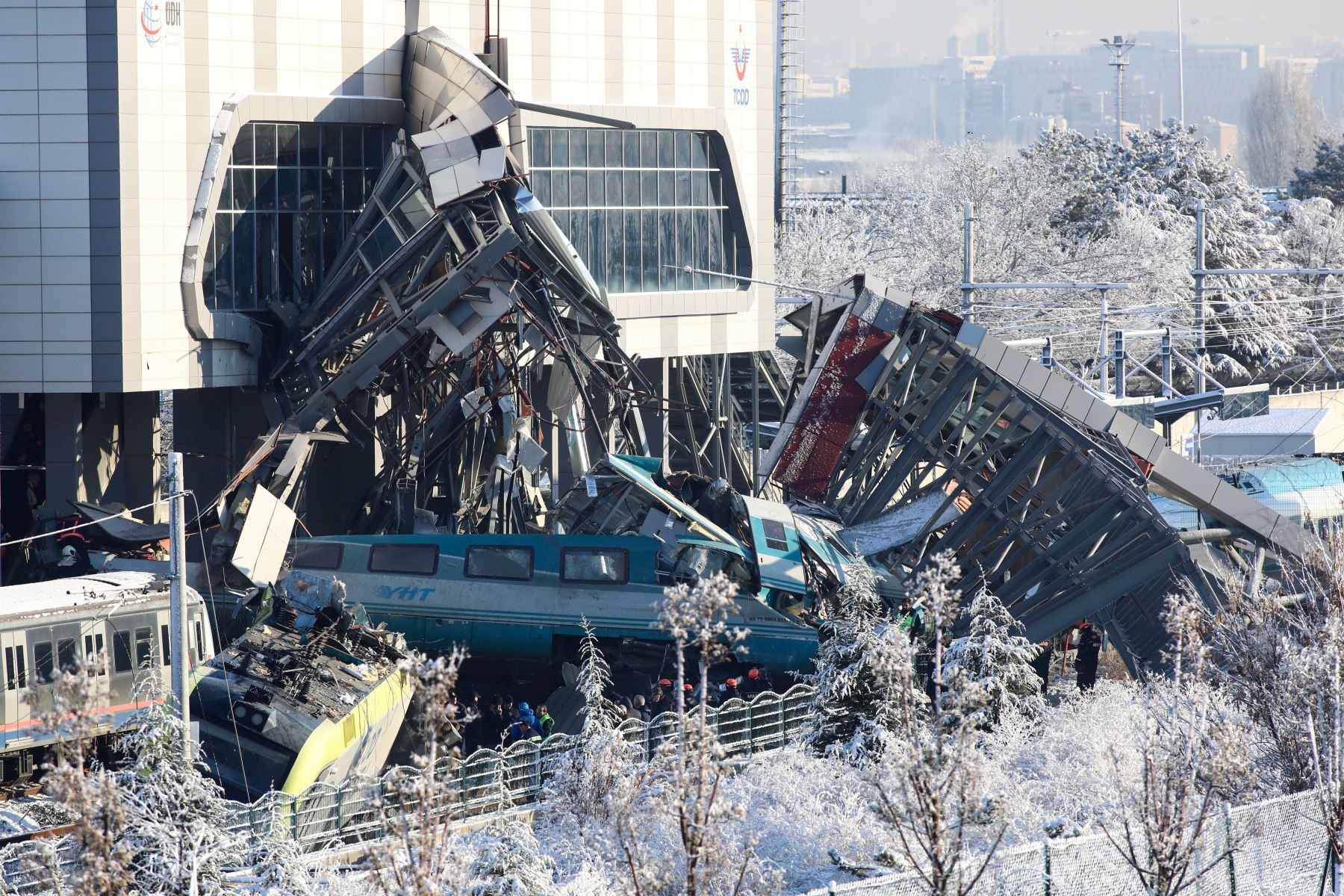 Bomberos y médicos intentan rescatar a las víctimas después de que un tren de alta velocidad se estrellara contra una locomotora en Ankara, el 13 de diciembre de 2018. - Nueve personas murieron y casi 50 resultaron heridas en este accidente ferroviario. AFP