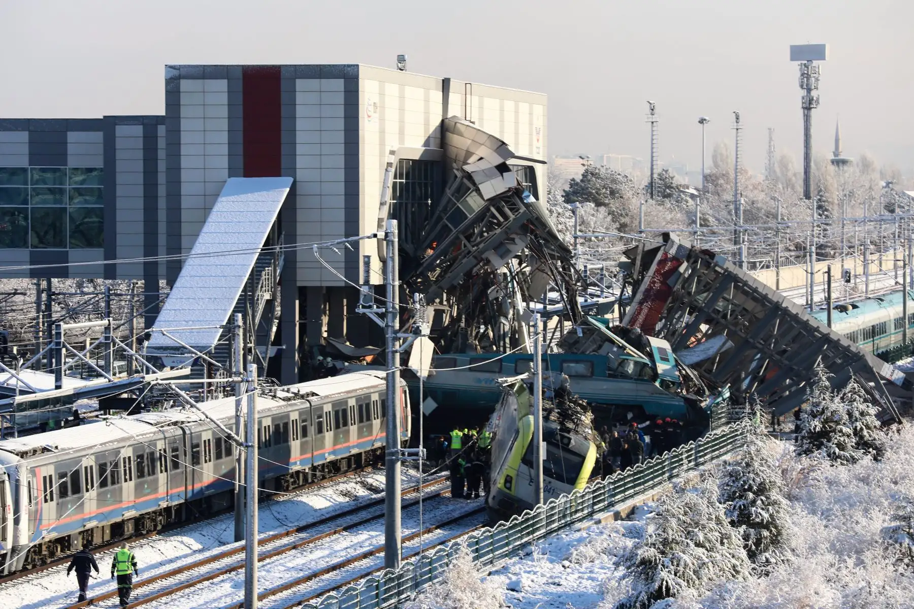 Bomberos y médicos intentan rescatar a las víctimas después de que un tren de alta velocidad se estrellara contra una locomotora en Ankara, el 13 de diciembre de 2018. - Nueve personas murieron y casi 50 resultaron heridas en este accidente ferroviario. AFP