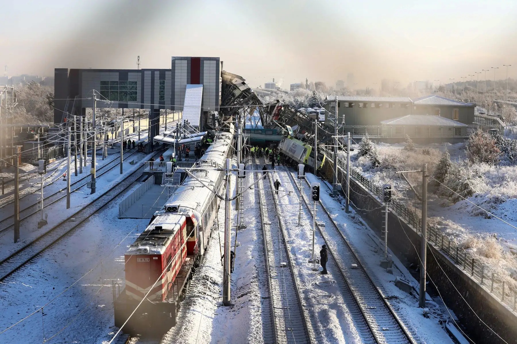 Bomberos y médicos intentan rescatar a las víctimas después de que un tren de alta velocidad se estrellara contra una locomotora en Ankara, el 13 de diciembre de 2018. - Nueve personas murieron y casi 50 resultaron heridas en este accidente ferroviario. AFP