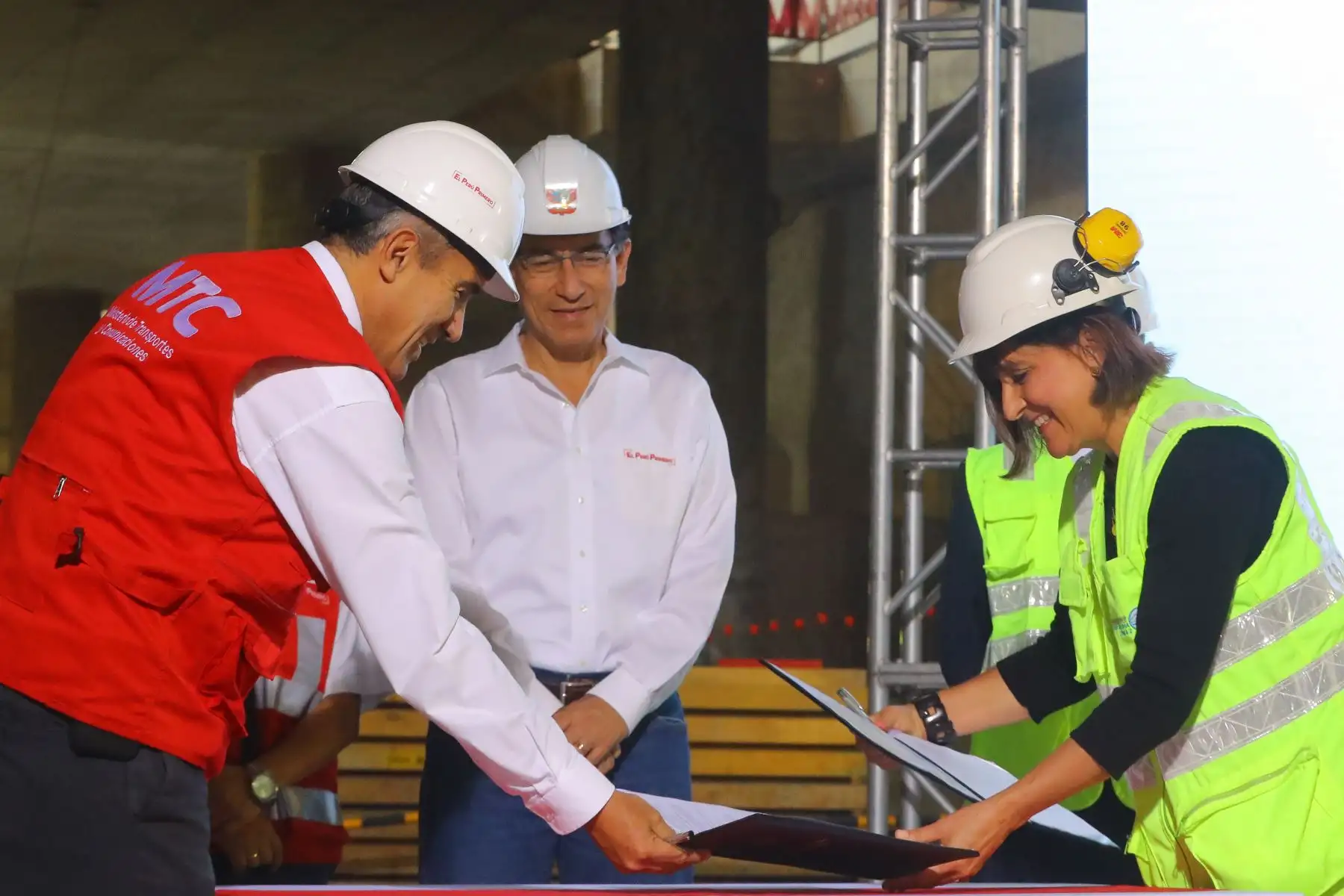 El presidente de la República, Martín Vizcarra, supervisa los trabajos que se realizan en la Línea 2 del Metro de Lima y participa en la presentación del nuevo cronograma de ejecución de esta gran obra.Foto: ANDINA/Juan Carlos Guzman/Prensa Presidencia