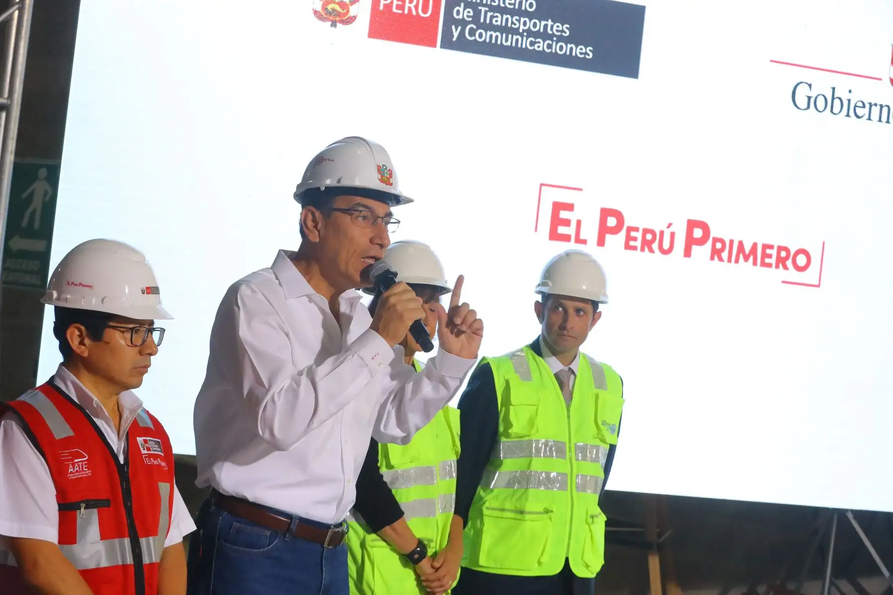 El presidente de la República, Martín Vizcarra, supervisa los trabajos que se realizan en la Línea 2 del Metro de Lima y participa en la presentación del nuevo cronograma de ejecución de esta gran obra.Foto: ANDINA/Juan Carlos Guzman/Prensa Presidencia