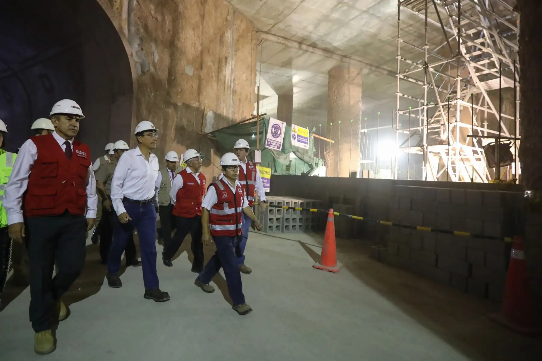 El presidente de la República, Martín Vizcarra, supervisa los trabajos que se realizan en la Línea 2 del Metro de Lima y participa en la presentación del nuevo cronograma de ejecución de esta gran obra.Foto: ANDINA/Juan Carlos Guzman/Prensa Presidencia
