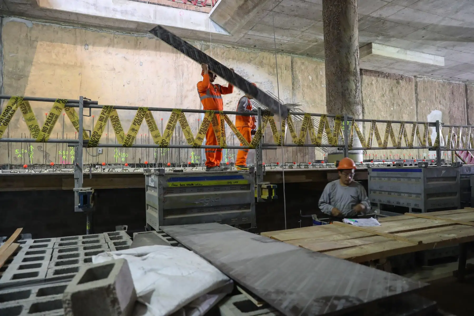 El presidente de la República, Martín Vizcarra, supervisa los trabajos que se realizan en la Línea 2 del Metro de Lima y participa en la presentación del nuevo cronograma de ejecución de esta gran obra.Foto: ANDINA/Juan Carlos Guzman/Prensa Presidencia
