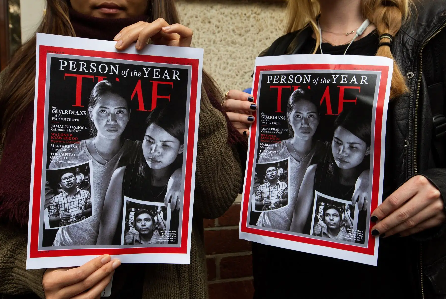 Activistas sostienen copias de la revista Time en el Club de Corresposales de Hong Kong (China) para mostrar su apoyo a los periodistas birmanos encarcelados Foto: EFE
