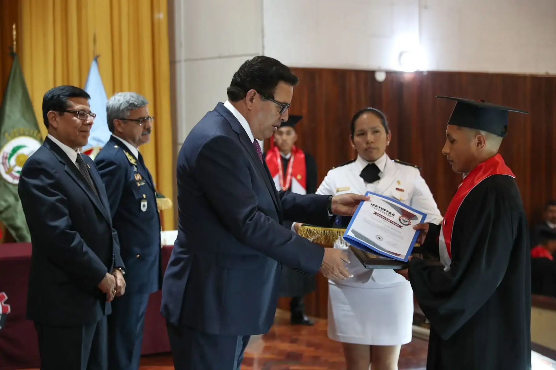 Ministro de Defensa, José Modesto Huerta Torres, El Instituto Tecnológico de las Fuerzas Armadas no solo les ha brindado capacitación para el trabajo dependiente; sino sobre todo, los ha formado para ser generadores de sus propios negocios y propiciar así el desarrollo del país. Foto: ANDINA/MINDEF
