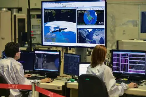 Investigadores brasileños trabajan en el satélite AMAZONIA-1 Foto: AFP