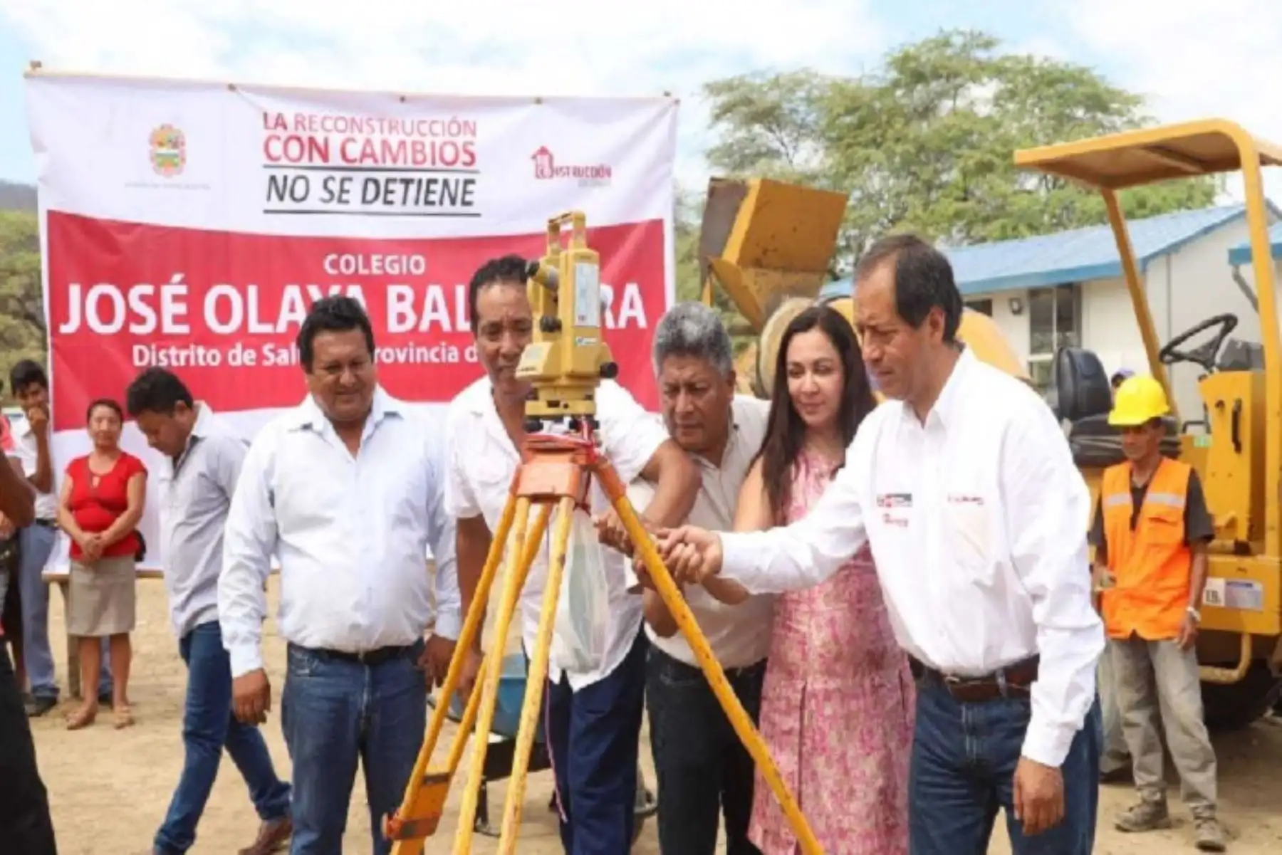 El director ejecutivo de la Autoridad para la Reconstrucción con Cambios (ARCC), Edgar Quispe Remón, colocó hoy la primera piedra de la institución educativa José Olaya Balandra ubicada en el distrito de Salitral, provincia de Morropón, región Piura, que beneficiará directamente a los estudiantes de este distrito que tiene más de 8,500 habitantes.