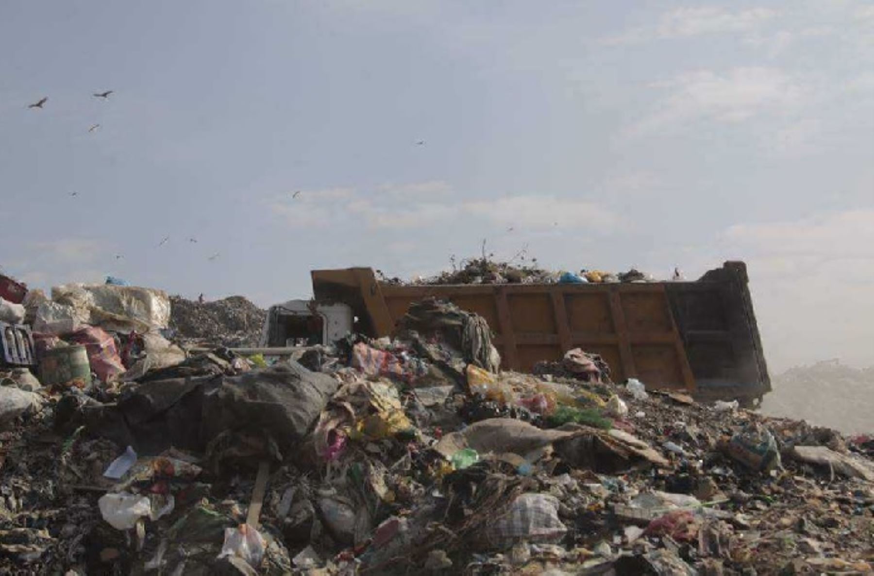 El Ministerio del Ambiente (Minam) alista la resolución que declarará en emergencia el botadero de Chimbote, en la región Áncash, el único espacio que existe en esta ciudad para depositar los residuos y que ahora ha rebasado su capacidad de almacenamiento.