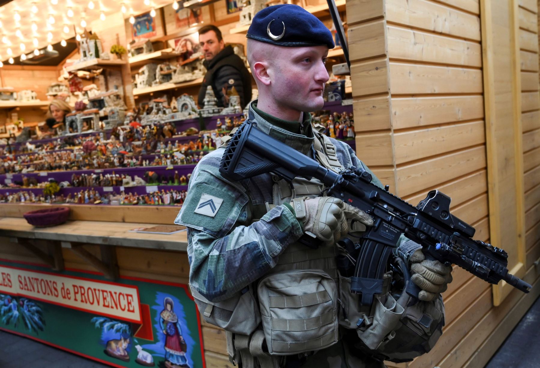 Una patrulla militar francesa durante la reapertura del mercado navideño de Estrasburgo, este de Francia Foto: AFP