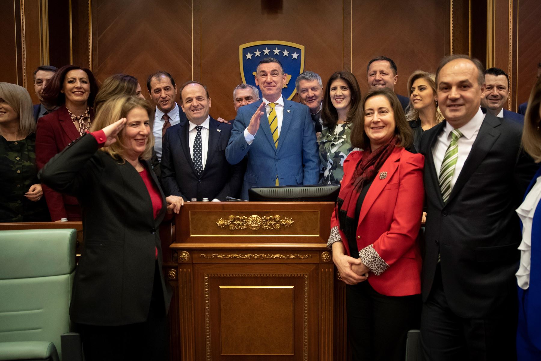 El presidente del Parlamento de Kosovo, Kadri Veseli, posa junto a diputados tras aprobarse la creación de un ejército propio en Pristina, Kosovo Foto: EFE