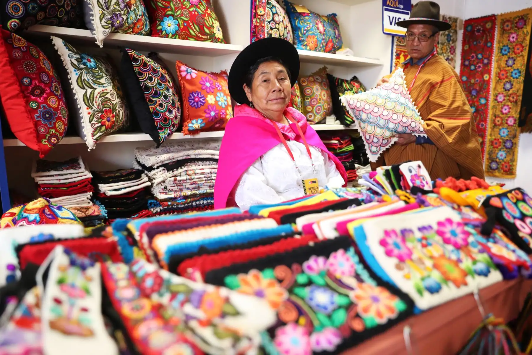 140 colectivos de artesanos de comunidades de las tres regiones del país dedicados a la producción de textiles, cerámica, cestos, talla en madera y piedra, entre otros.  Foto: ANDINA/Melina Mejía