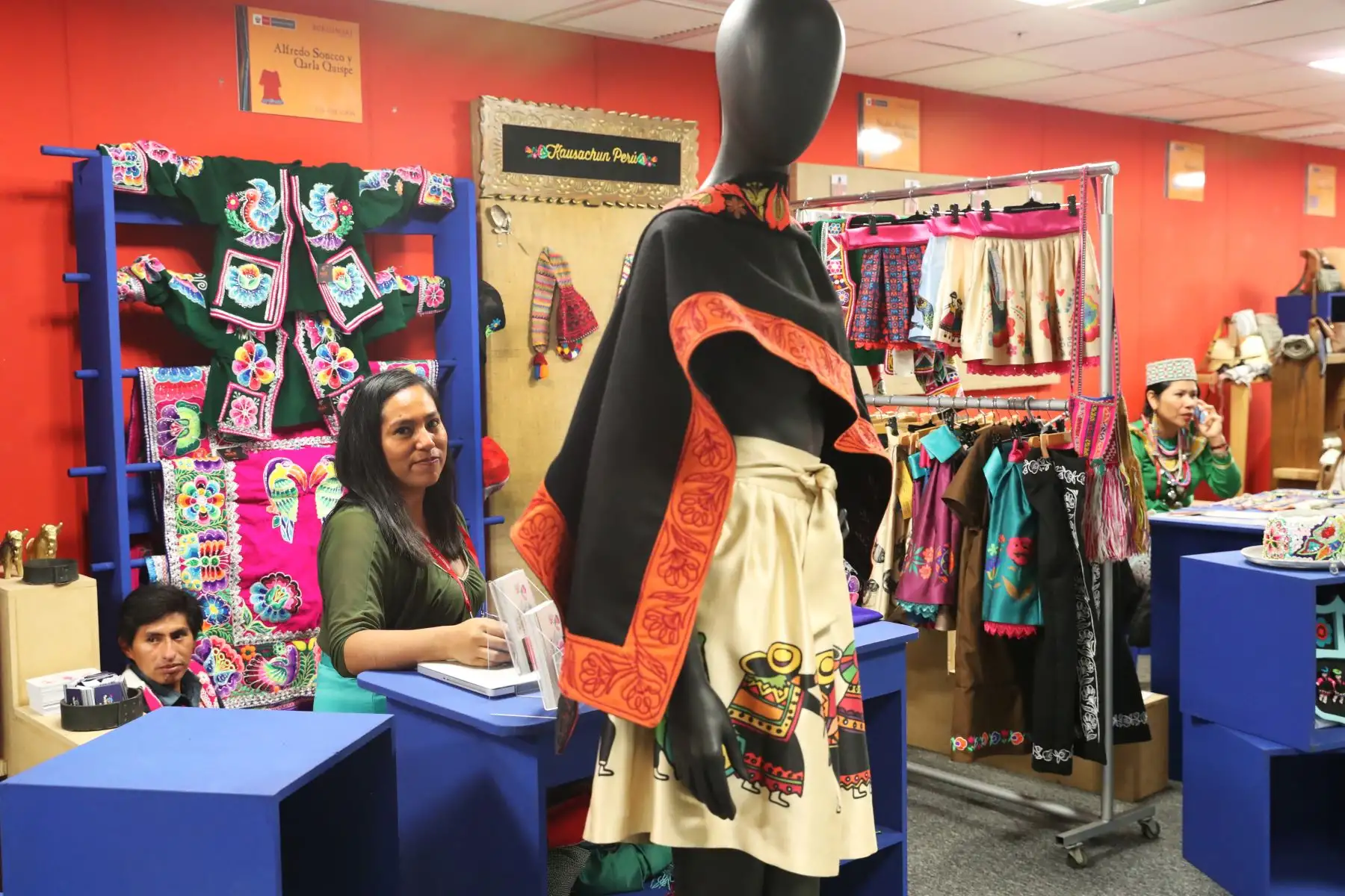 Kausachun Perú, es un emprendimiento que cuenta con la co creación de un artesano cusqueño. Foto: ANDINA/Melina Mejía