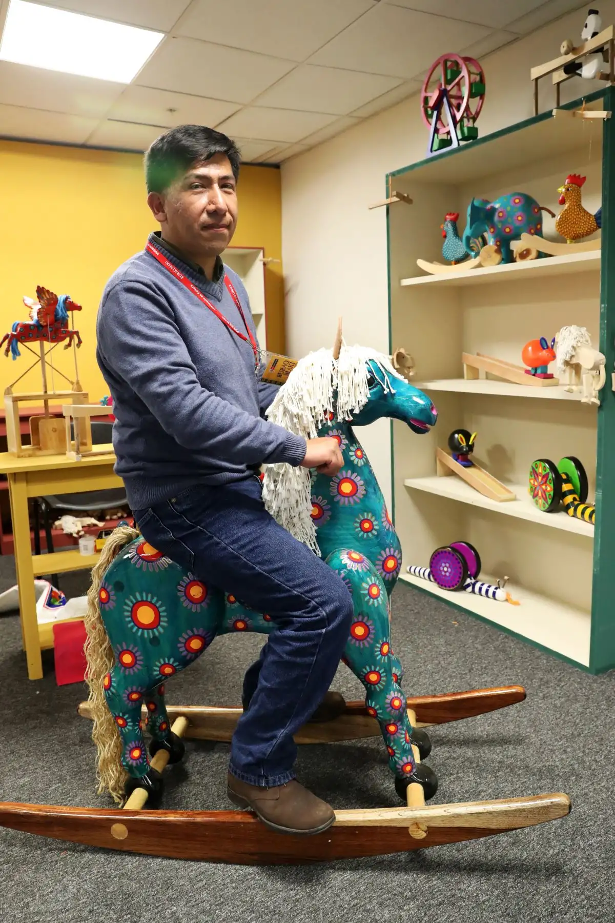 Maestro juguetero, Franklin Alvarez ofrece diseños únicos de sus juguetes hechos de madera y pintados a mano. Foto: ANDINA/Melina Mejía