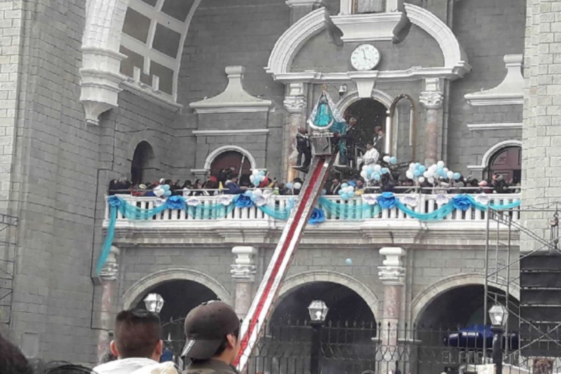 Miles de fieles católicos nacionales y extranjeros han abarrotado la Plaza de Armas de Otuzco, ubicada en la provincia del mismo nombre, región La Libertad, para presenciar en los próximos minutos la tradicional bajada de la Virgen de La Puerta.