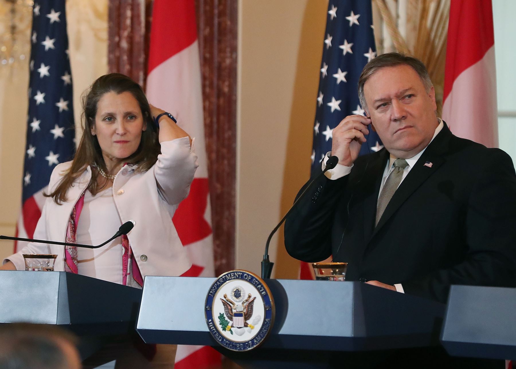 El Secretario de Estado Mike Pompeo y la Ministra de Relaciones Exteriores de Canadá, Chrystia Freeland, en conferencia de prensa Foto: AFP