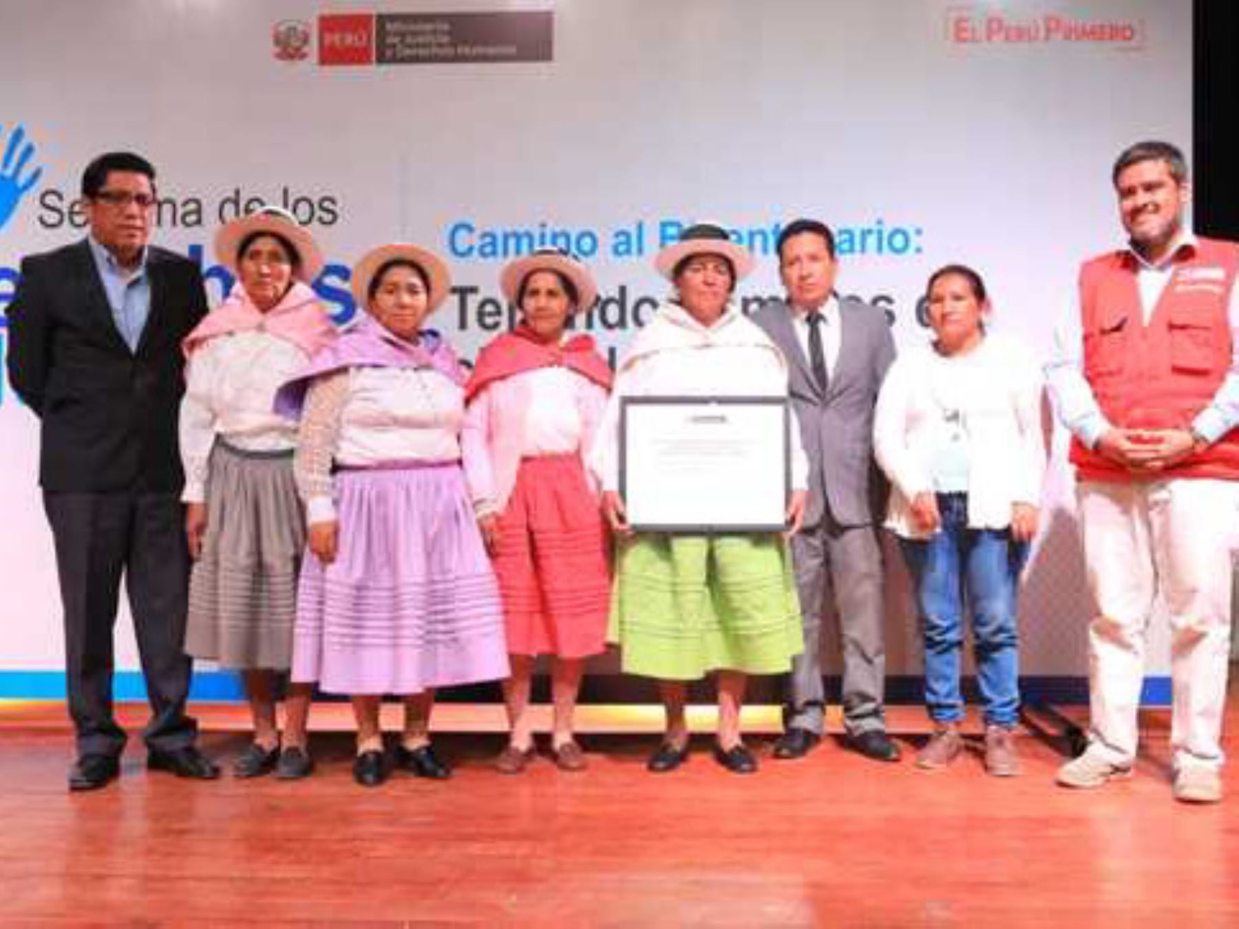 Gobierno otorgó reconocimiento a organizaciones afectadas por violencia en Ayacucho.