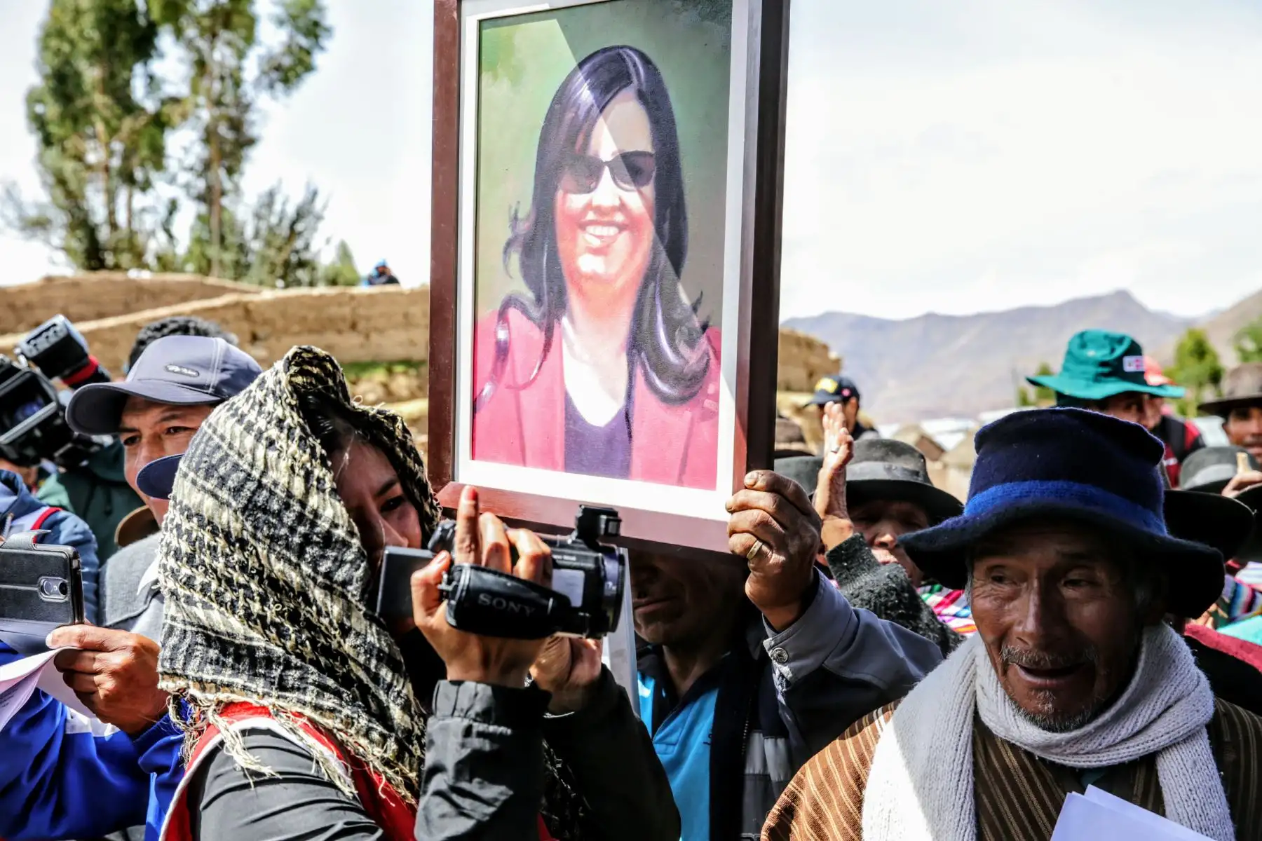 Primera Dama de la Nación acompañada de los ministros de MINAGRI, MIDIS y Mujer participan de acción cívica en el centro poblado de Ccarhuaccocco en Ayacucho.Foto: ANDINA/Luis Iparraguirre