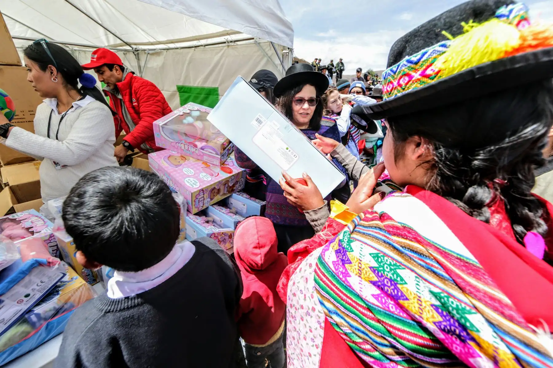Primera Dama de la Nación acompañada de los ministros de MINAGRI, MIDIS y Mujer participan de acción cívica en el centro poblado de Ccarhuaccocco en Ayacucho.Foto: ANDINA/Luis Iparraguirre