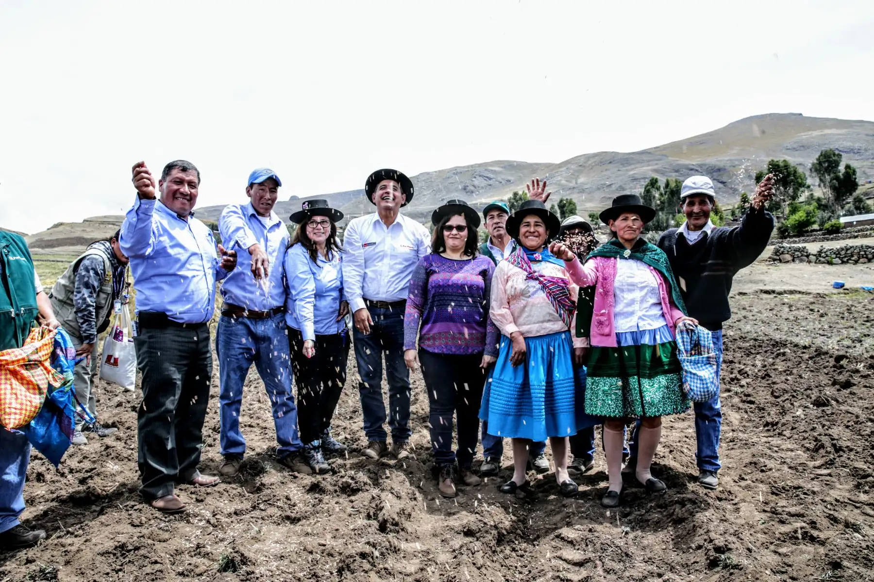 Primera Dama de la Nación acompañada de los ministros de MINAGRI, MIDIS y Mujer participan de acción cívica en el centro poblado de Ccarhuaccocco en Ayacucho.Foto: ANDINA/Luis Iparraguirre