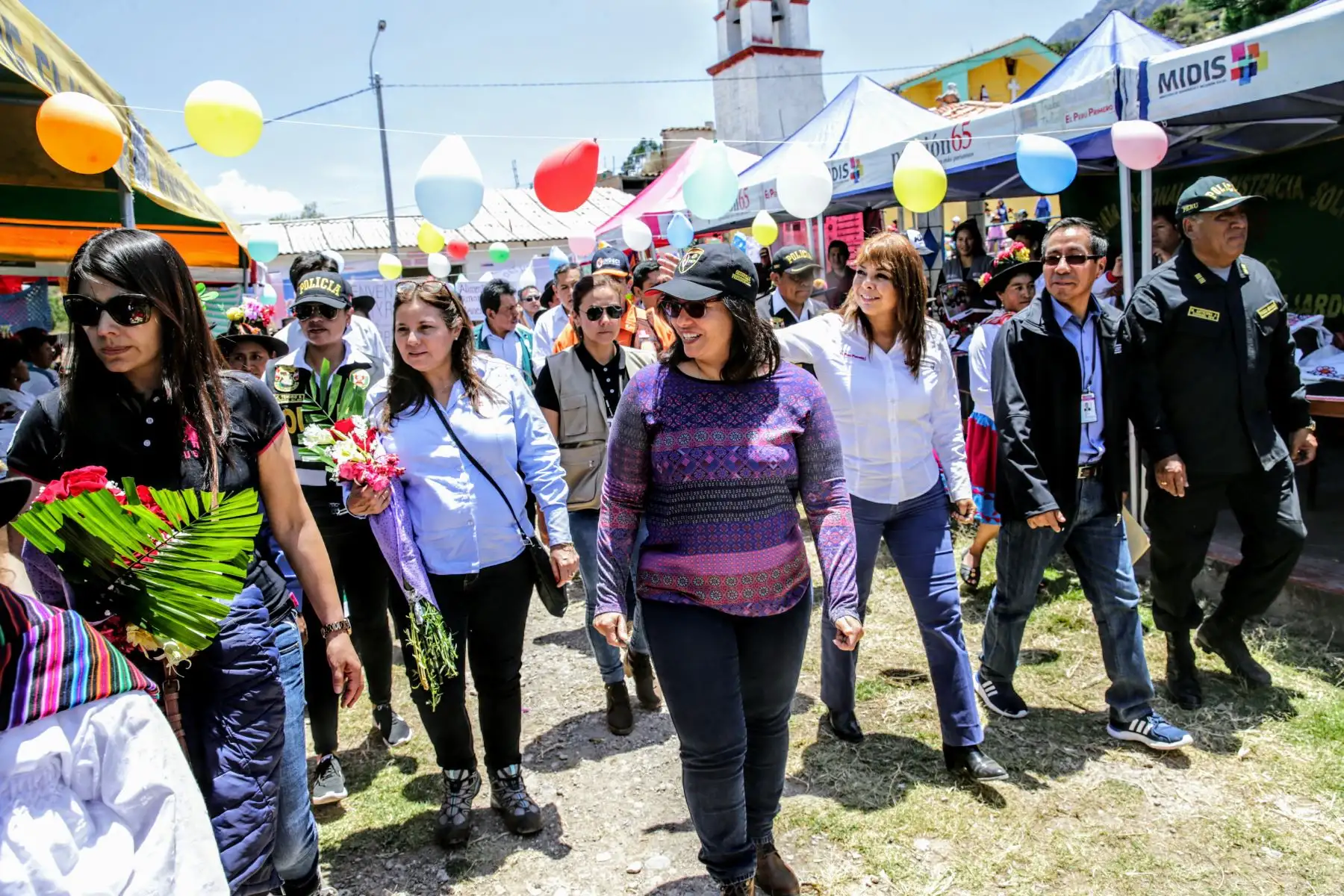 Primera Dama de la Nación acompañada de los ministros de MINAGRI, MIDIS y Mujer participan de acción cívica en el centro poblado de Ccarhuaccocco en Ayacucho.Foto: ANDINA/Luis Iparraguirre