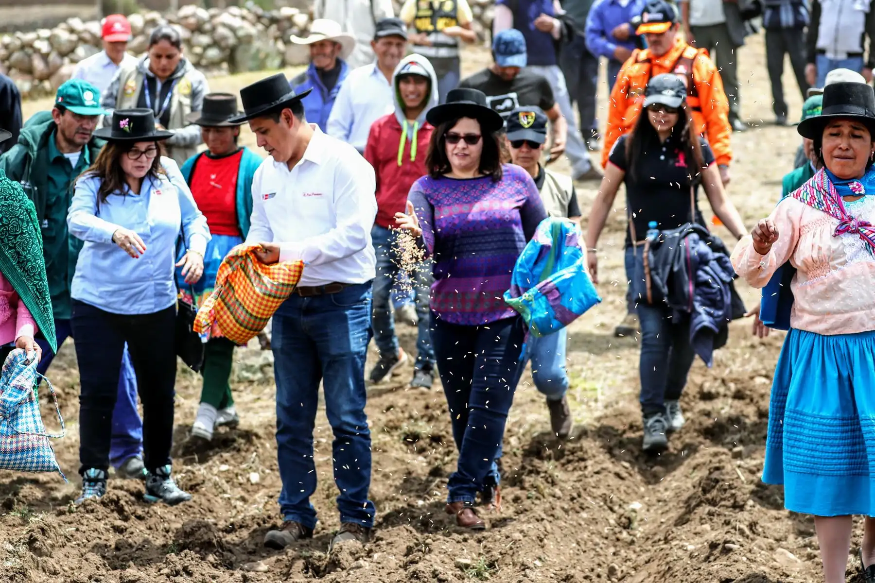 Primera Dama de la Nación acompañada de los ministros de MINAGRI, MIDIS y Mujer participan de acción cívica en el centro poblado de Ccarhuaccocco en Ayacucho.Foto: ANDINA/Luis Iparraguirre
