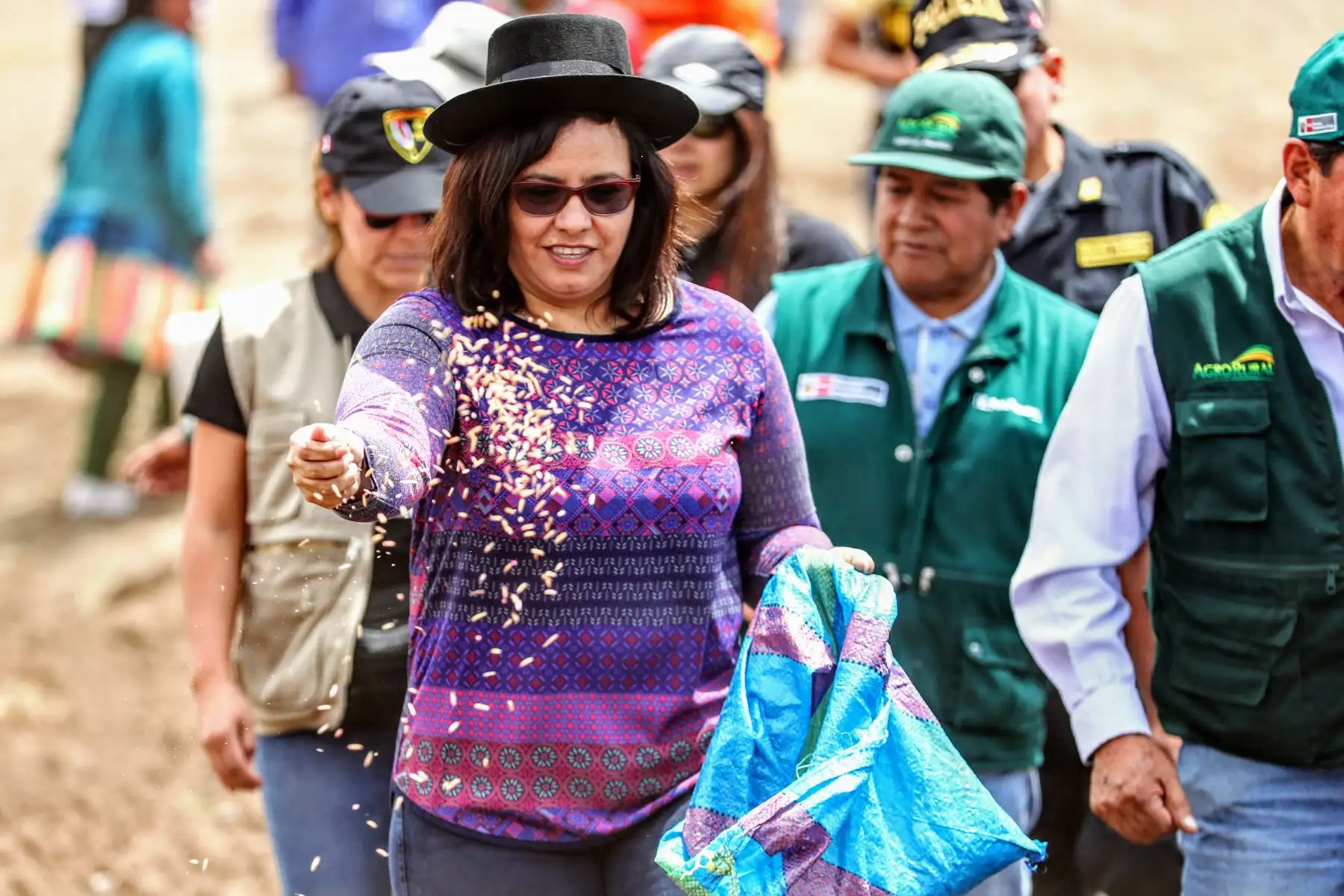 Primera Dama de la Nación acompañada de los ministros de MINAGRI, MIDIS y Mujer participan de acción cívica en el centro poblado de Ccarhuaccocco en Ayacucho.Foto: ANDINA/Luis Iparraguirre