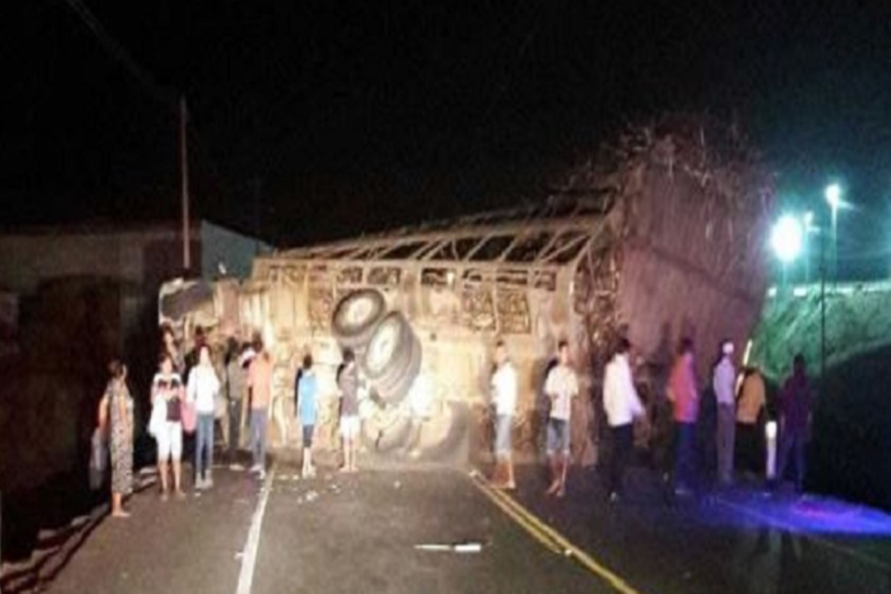 El vuelco de un camión que llevaba caña de azúcar provocó el bloqueo, por más de 12 horas, de la carretera Panamericana norte, en el kilómetro 694, distrito de Guadalupe, provincia de Pacasmayo, en la región La Libertad.