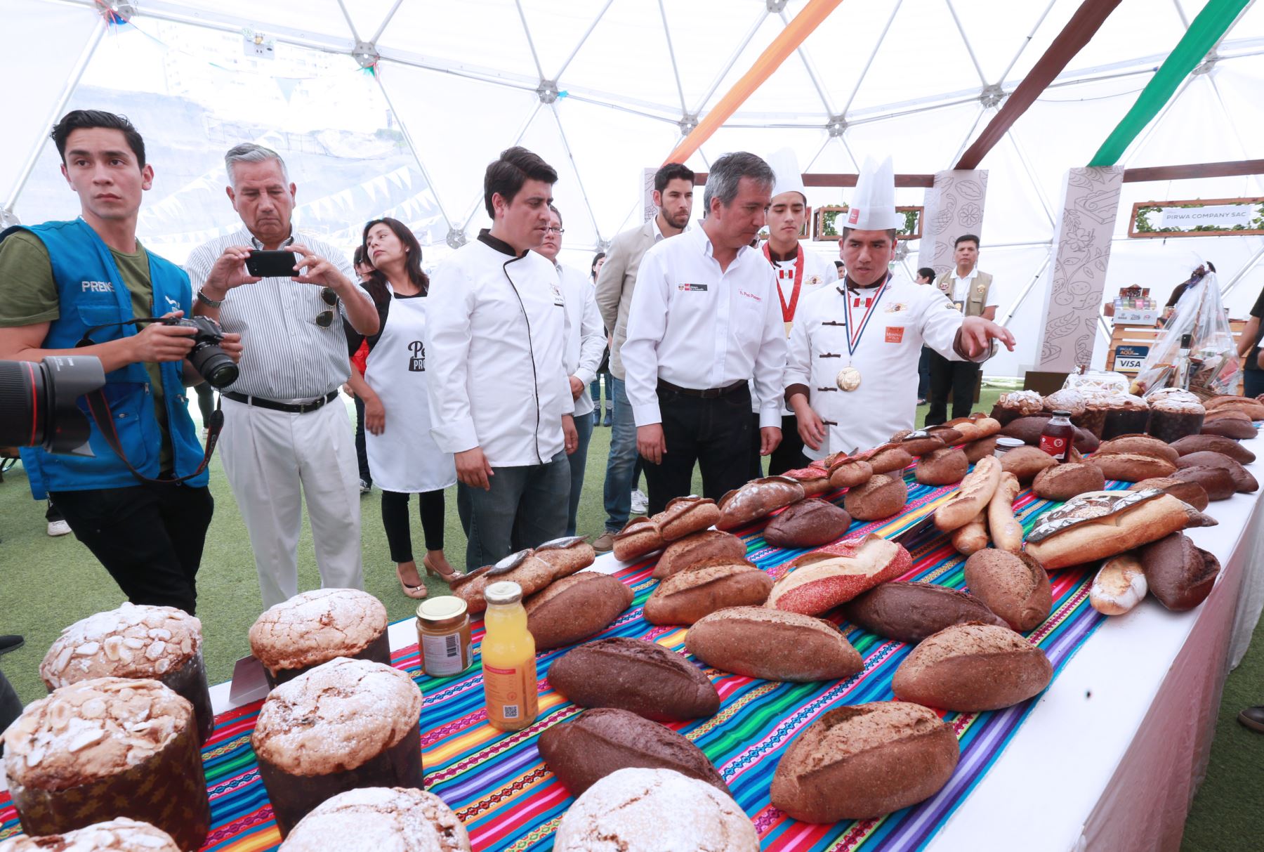 Ministro de la Producción, Raúl Pérez-Reyes, recorre productos ofrecidos en la feria. ANDINA/Norman Córdova