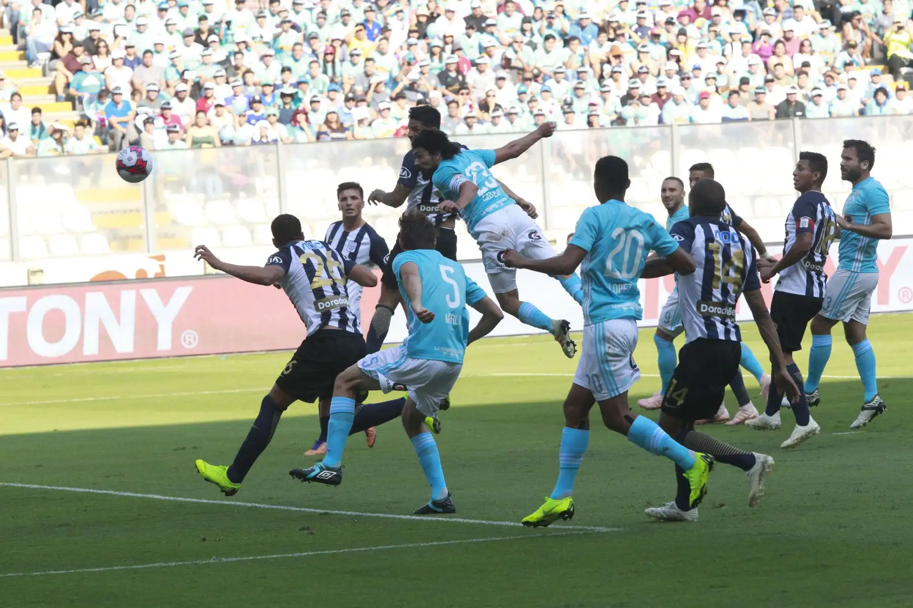 Sporting Cristal gana 2 a 0 a  Alianza Lima. Por la segunda final del descentralizado 2018,en el estadio nacional.Foto:ANDINA/ Jhony Laurente