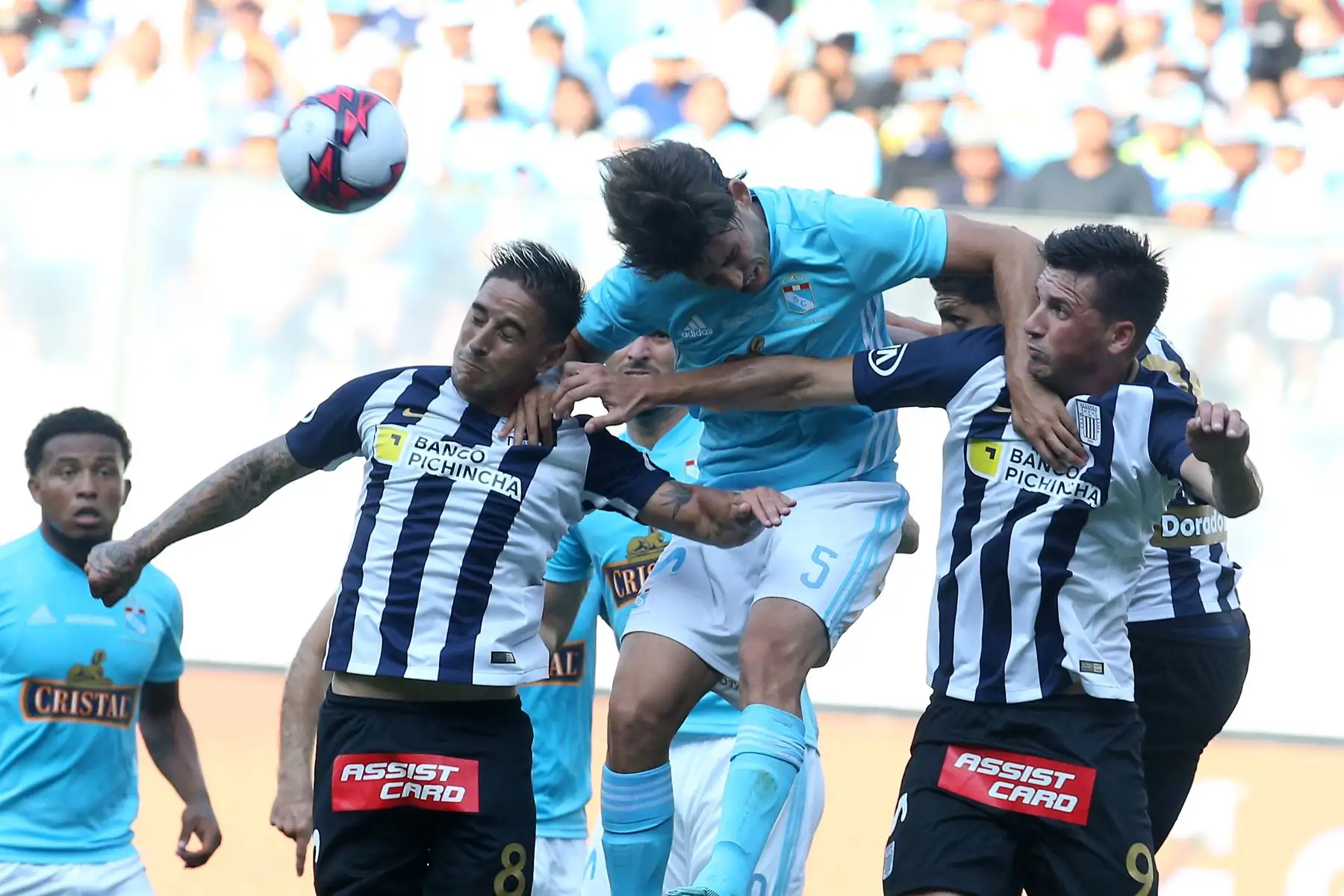 Cristal golea 3-0 a Alianza Lima y se proclama campeón nacional, en el estadio nacional. Foto: ANDINA/Vidal Tarqui