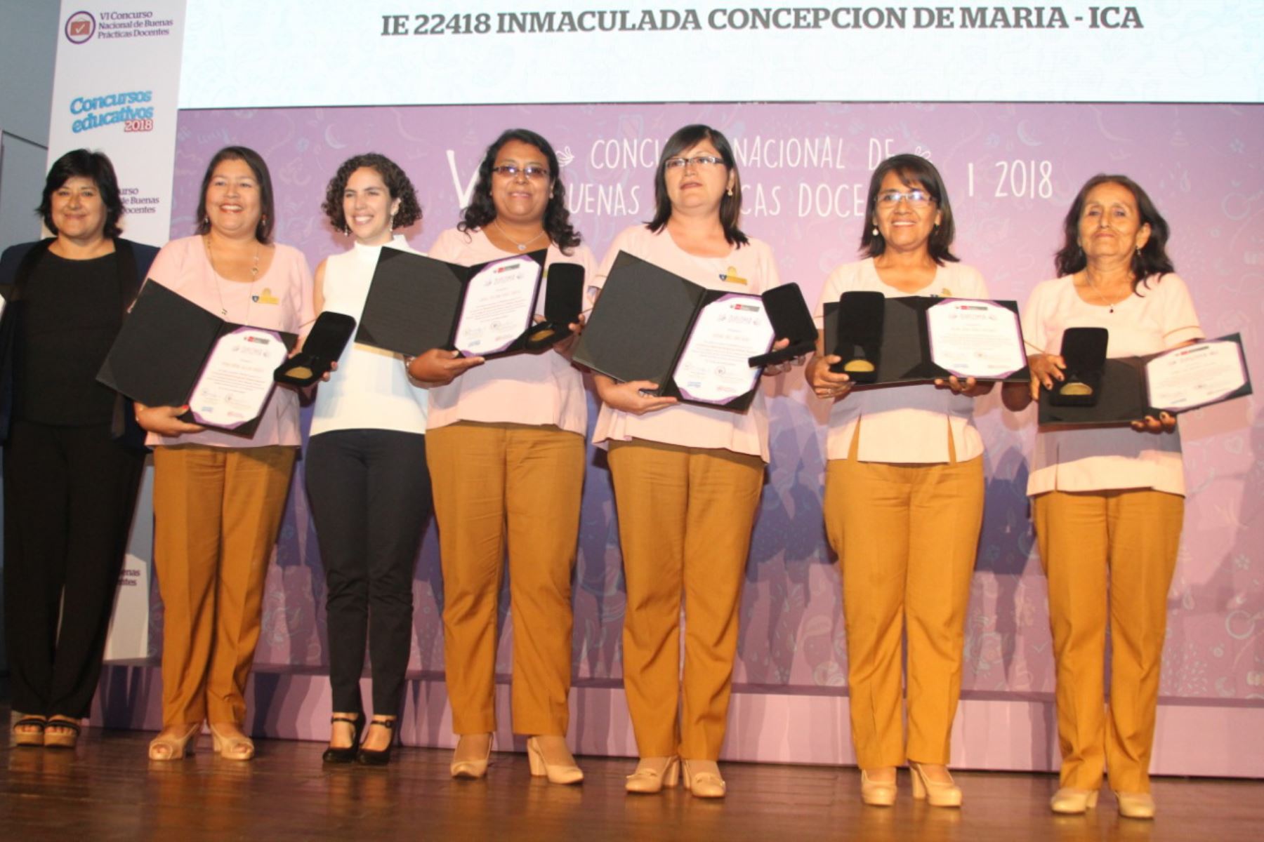 Docentes recibieron reconocimiento en colegio Melitón Carvajal. Foto: Minedu