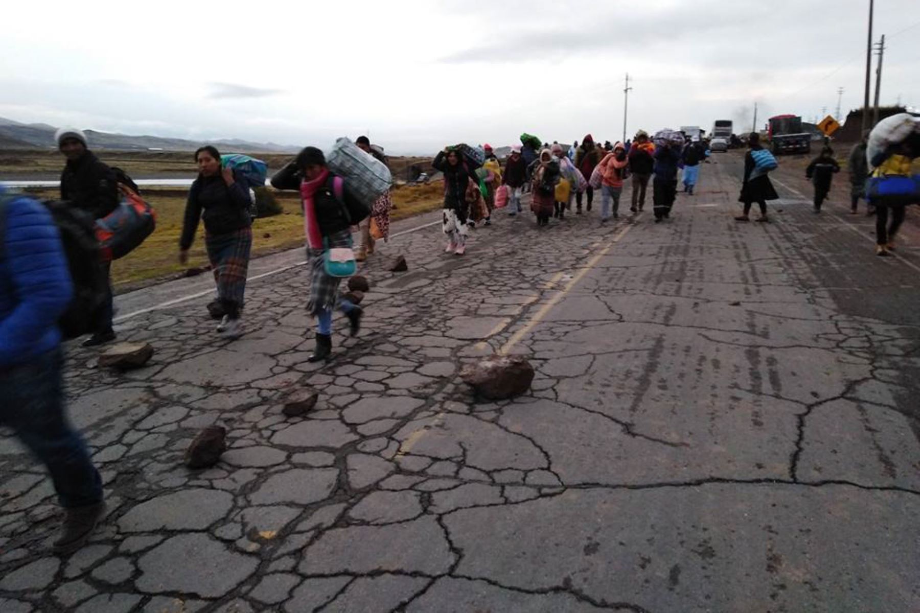 Bloqueo de vía Puno-Cusco en la provincia puneña de Melgar obliga a caminar a pasajeros de buses. ANDINA