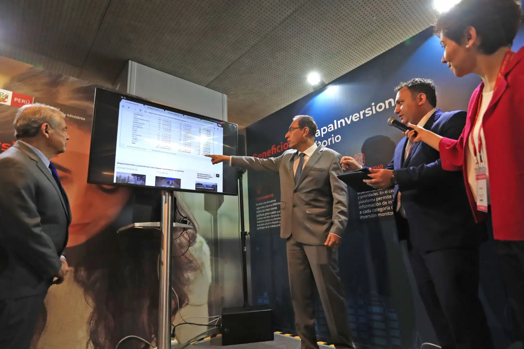Presidente Vizcarra, junto al Jefe del Gabinete, Cesar Villanueva, dan inicio al Noveno Gore Ejecutivo, que se lleva a cabo en el Centro de Convenciones de Lima. Foto: ANDINA/Prensa Presidencia